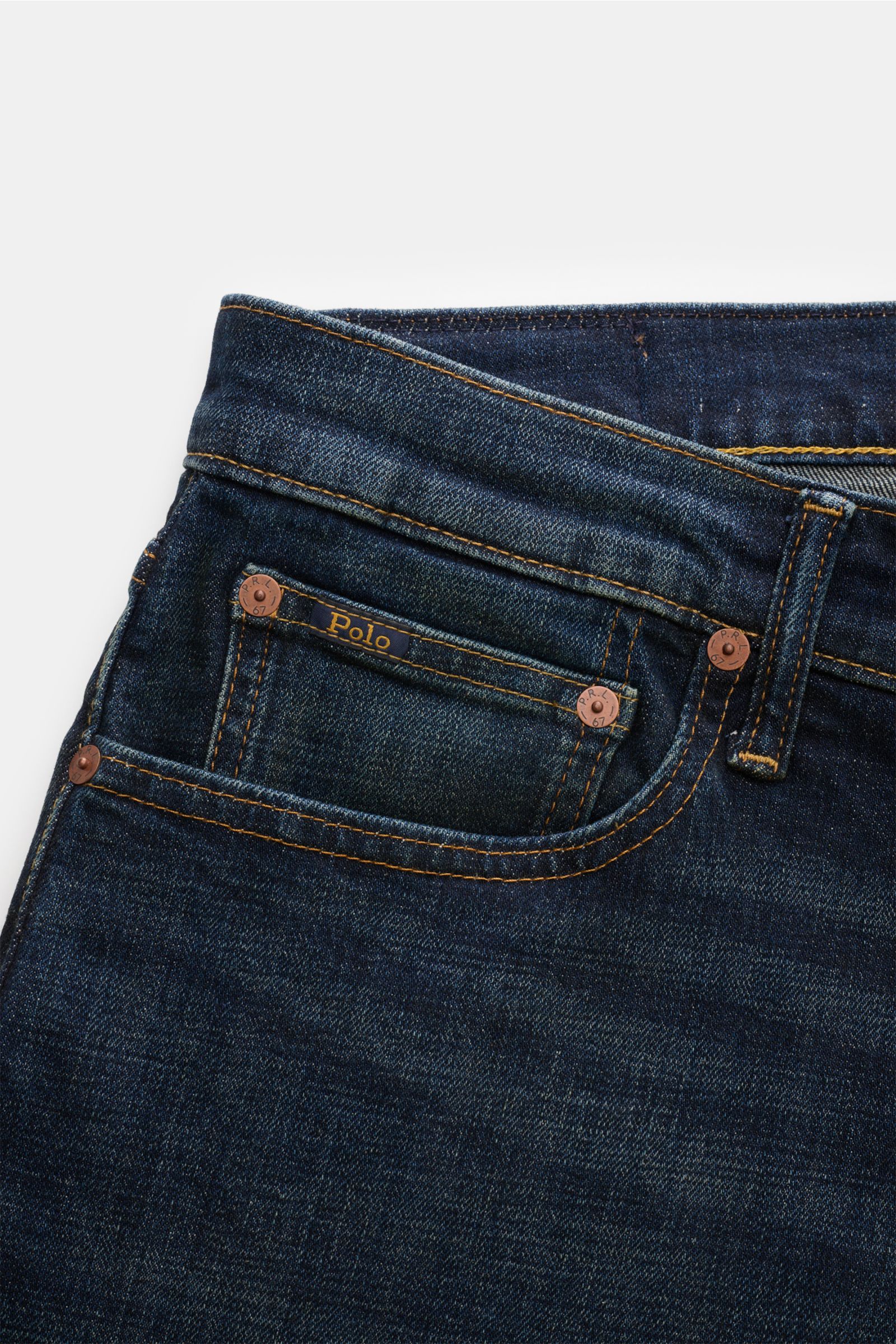 Close-up front-side view of Polo Ralph Lauren Jeans dunkelblau showing elastic cotton denim with authentic used wash, regular fit, zip fly, five-pocket style, small web label, and rear Polo rider stitching. Vielseitiger Begleiter: In Kombination mit den i
