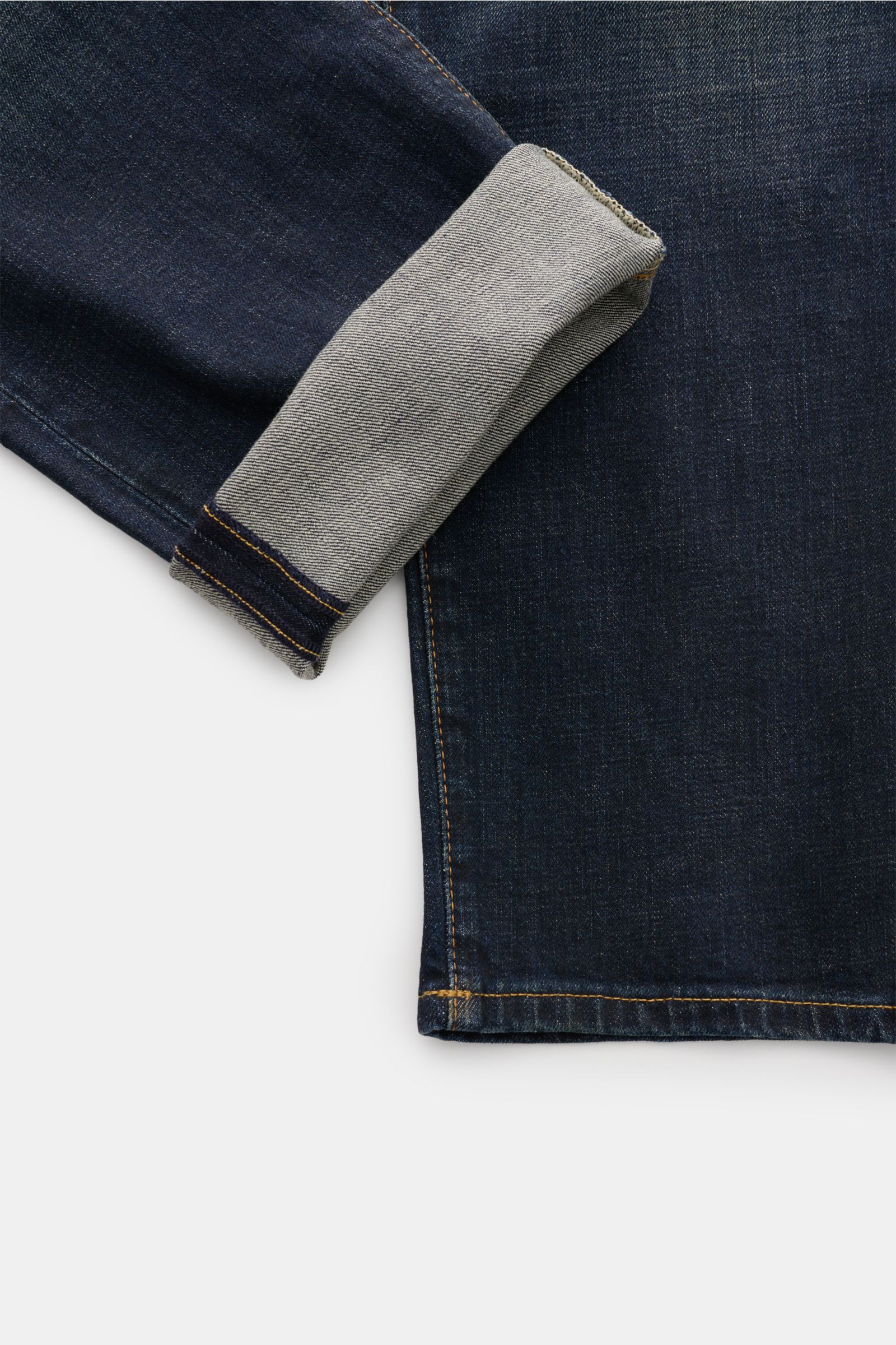 Close-up front angle of Polo Ralph Lauren Jeans dunkelblau showing dark blue elastic cotton denim with authentic used wash and cuff detail. Vielseitiger Begleiter: In Kombination mit den ikonischen Poloshirt wird die regulär geschnittene Jeans von POLO RA