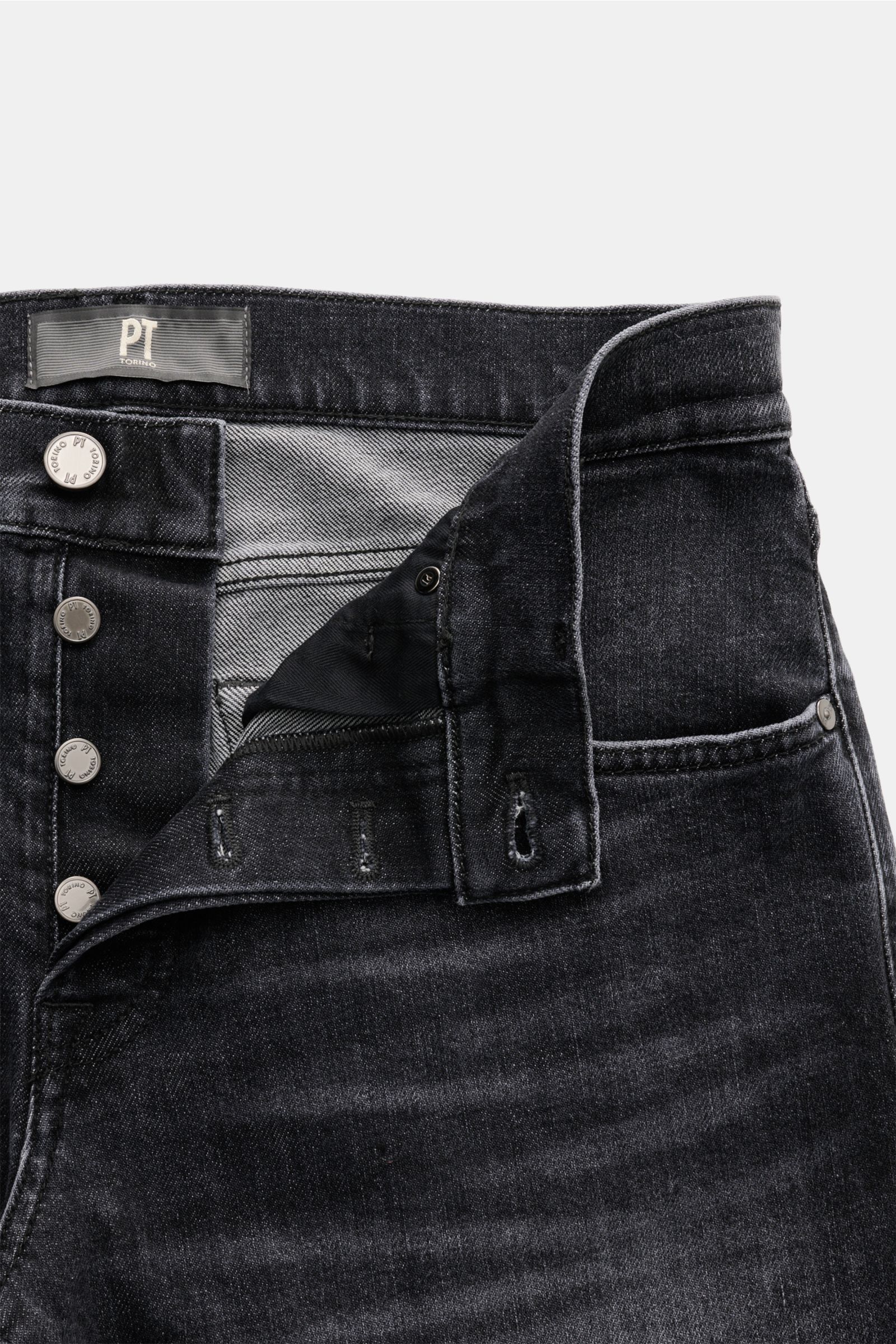 PT Torino Denim Jeans 'Breakbeat' anthrazit, Slim Fit, sehr schmal, Button Fly, Five-Pocket-Stil, Lederpatch, Used-Waschung, weicher Griff, leicht stretchiger Baumwoll-Denim, Nahaufnahme von Bund und Knopfleiste.