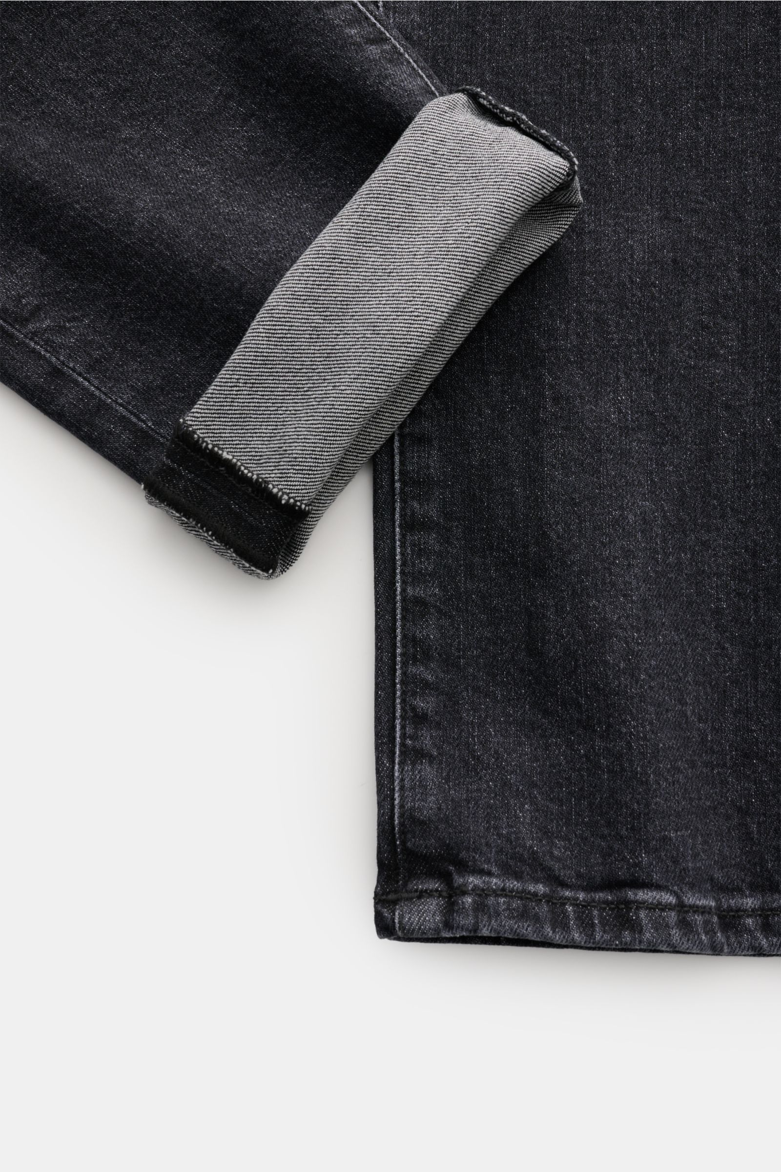 PT Torino Denim Jeans 'Breakbeat' anthrazit, Slim Fit, sehr schmal zulaufend, Button Fly, Five-Pocket-Stil, leichte Used-Waschung, weicher Griff, Denim aus leicht stretchiger Baumwolle, Detailansicht Saum innen.