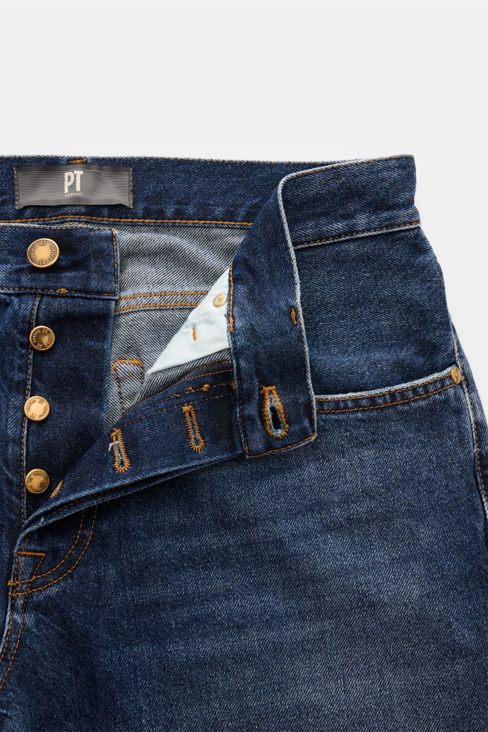 PT Torino Denim Jeans 'Breakbeat' dunkelblau aus reiner Baumwolle, Slim Fit, Five-Pocket-Stil, Button Fly, authentische Used-Waschung, Lederpatch, leichte Distressed-Effekte, weicher Griff, Vorderansicht.