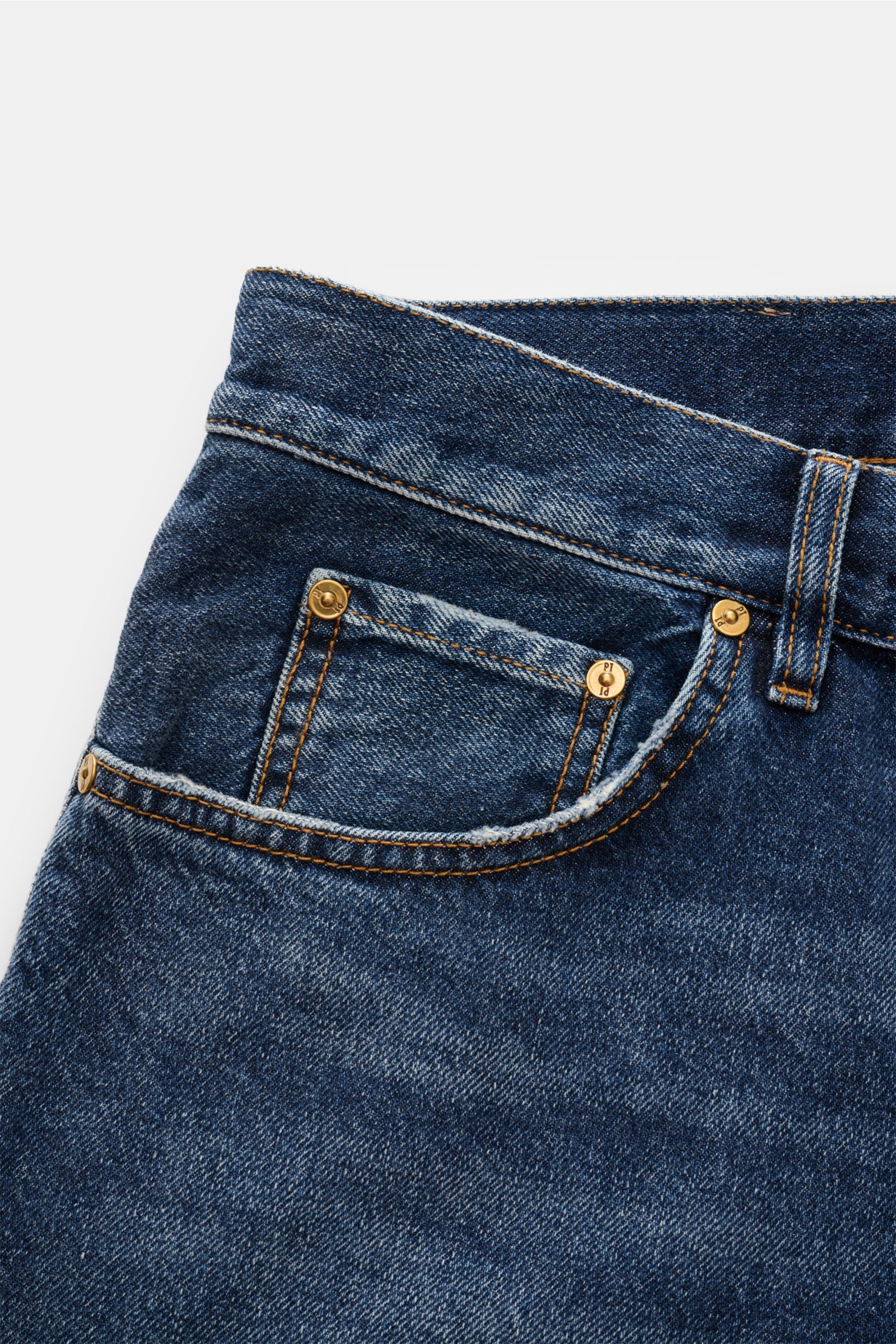 PT Torino Denim Jeans 'Breakbeat' dunkelblau, Nahaufnahme der Fronttasche mit Five-Pocket-Stil, Button Fly, Lederpatch, Slim Fit, Used-Waschung, Distressed-Effekten, weichem Griff, Denim aus reiner Baumwolle, sehr schmal zulaufend.