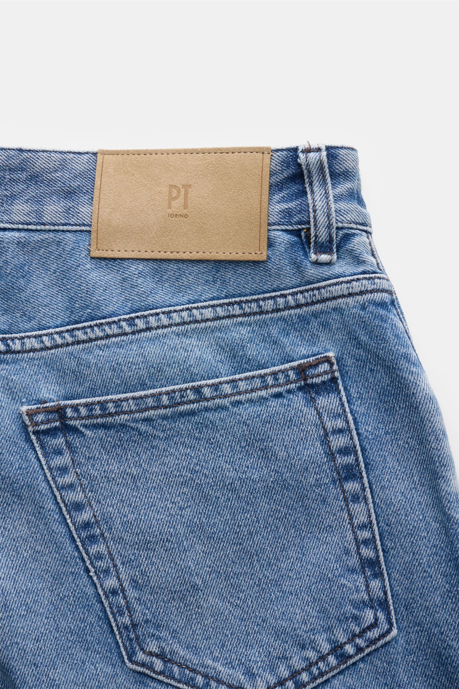 Close-up rear view of PT Torino Denim Jeans 'Rebel' rauchblau showing authentic denim texture, leather patch, and back pocket detail. Klassiker mit Twist: Die Jeans 'Rebel' von PT TORINO überzeugt mit authentischem Denim, dezentem Used-Finish und traditio