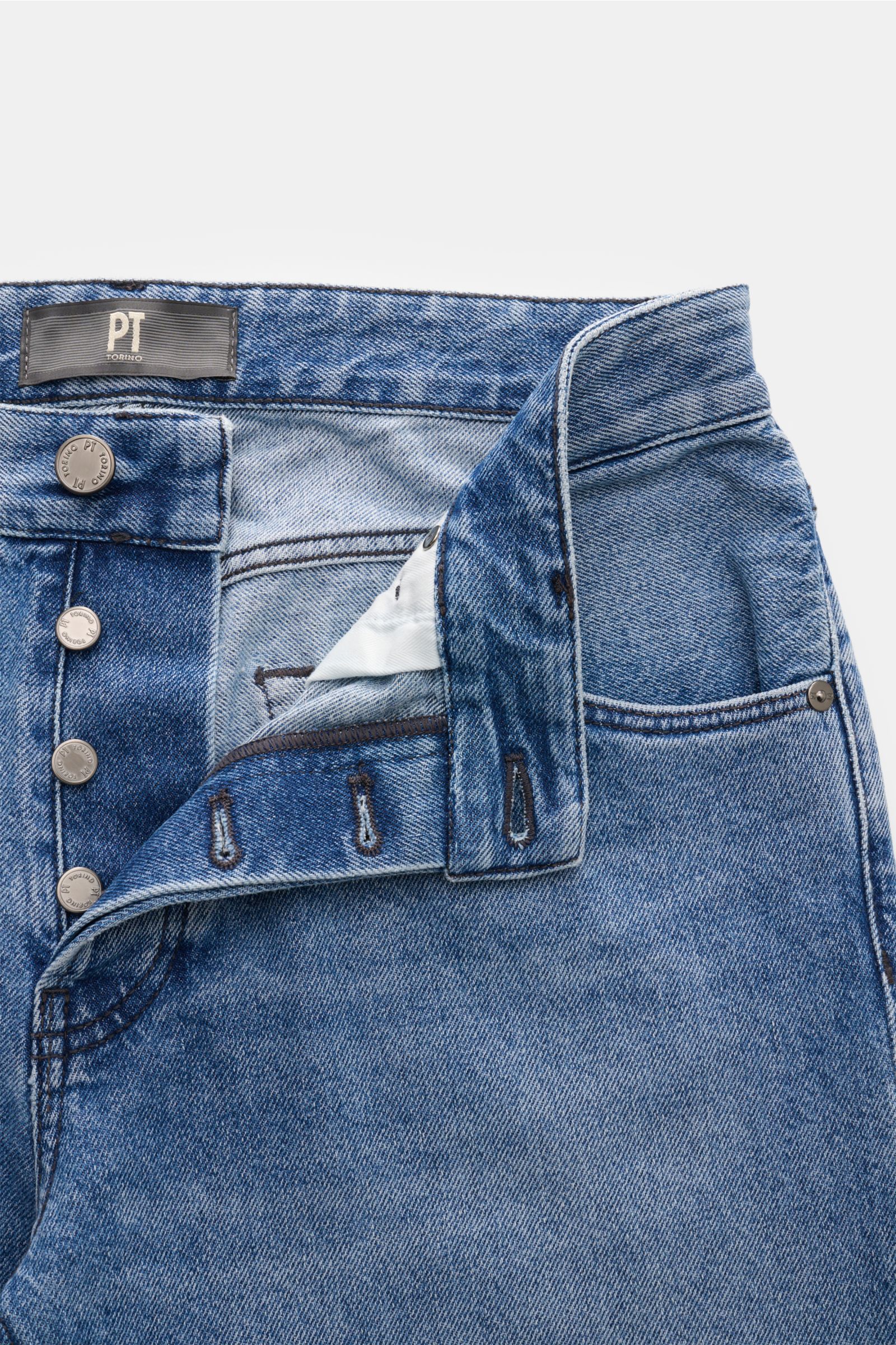 PT Torino Denim Jeans 'Rebel' rauchblau shown from above, highlighting authentic denim, button fly, and tapered fit with used finish.  
Klassiker mit Twist: Die Jeans 'Rebel' von PT TORINO überzeugt mit authentischem Denim, dezentem Used-Finish und tradit
