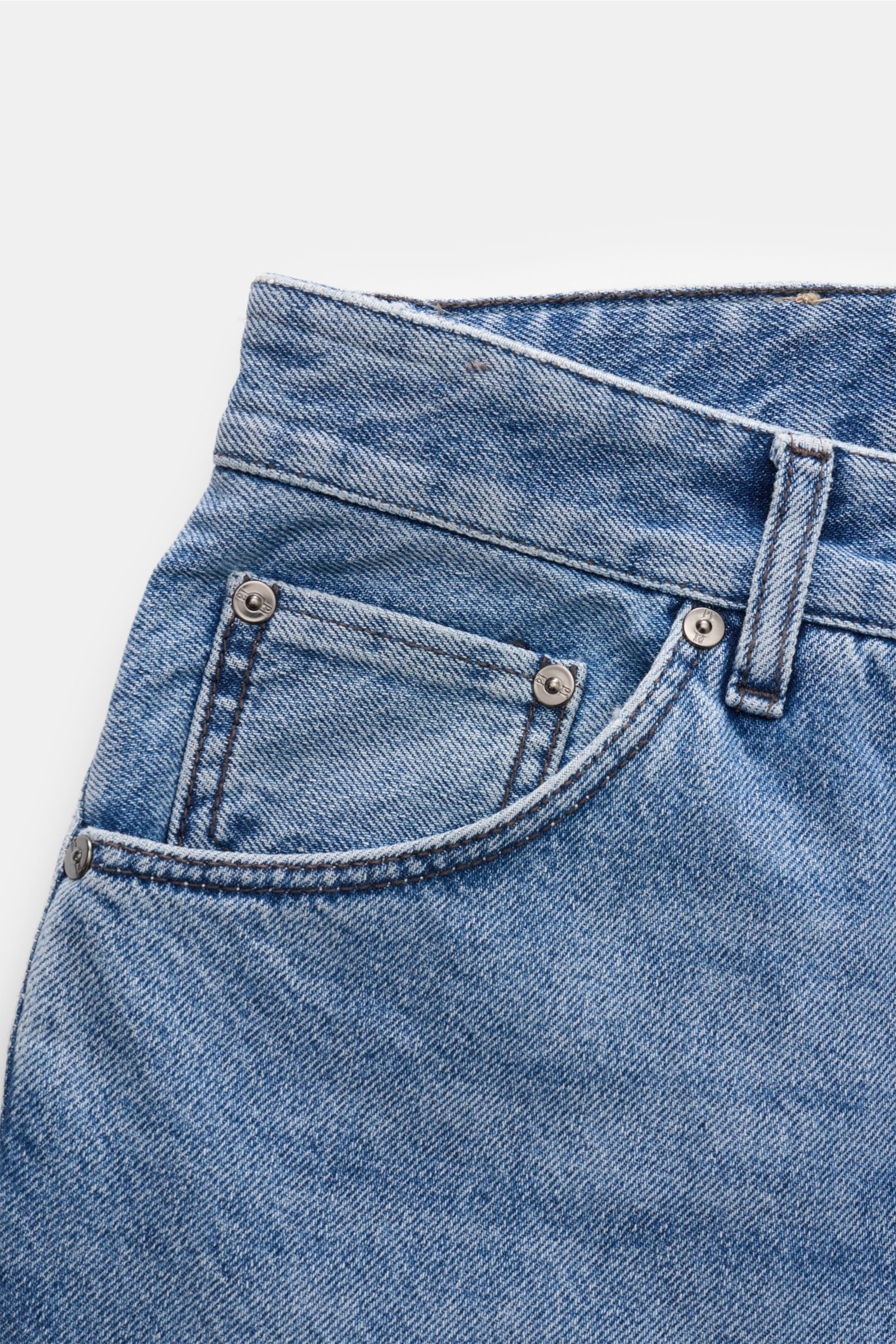 Close-up front view of PT Torino Denim Jeans 'Rebel' rauchblau in authentic denim with a subtle used finish, showing the coin pocket, rivets, belt loop, and detailed stitching. Klassiker mit Twist: Die Jeans 'Rebel' von PT TORINO überzeugt mit authentisch