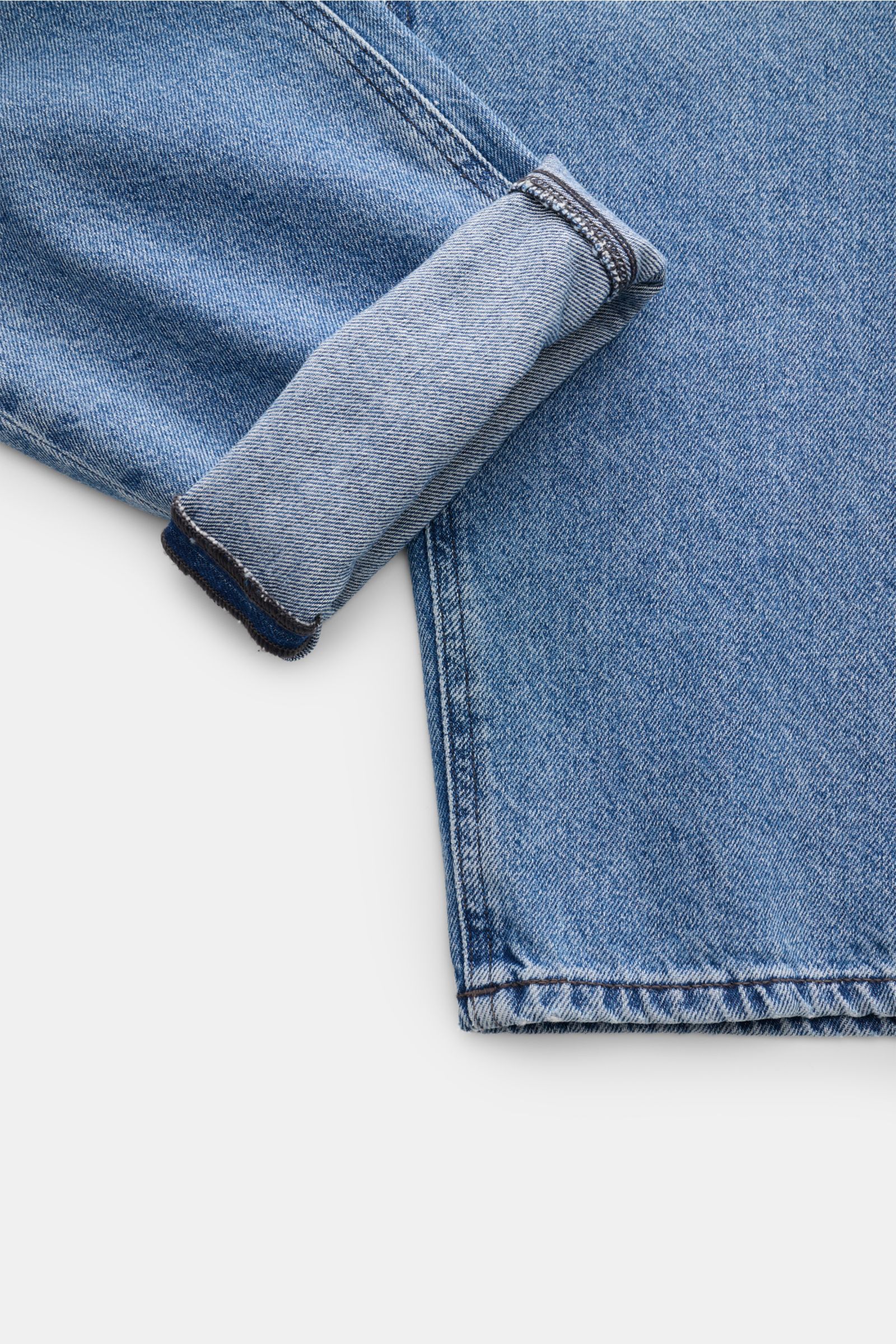 Close-up top-down view of the cuffed leg of PT Torino Denim Jeans 'Rebel' rauchblau, showing authentic denim with a soft feel and light used wash. Klassiker mit Twist: Die Jeans 'Rebel' von PT TORINO überzeugt mit authentischem Denim, dezentem Used-Finish