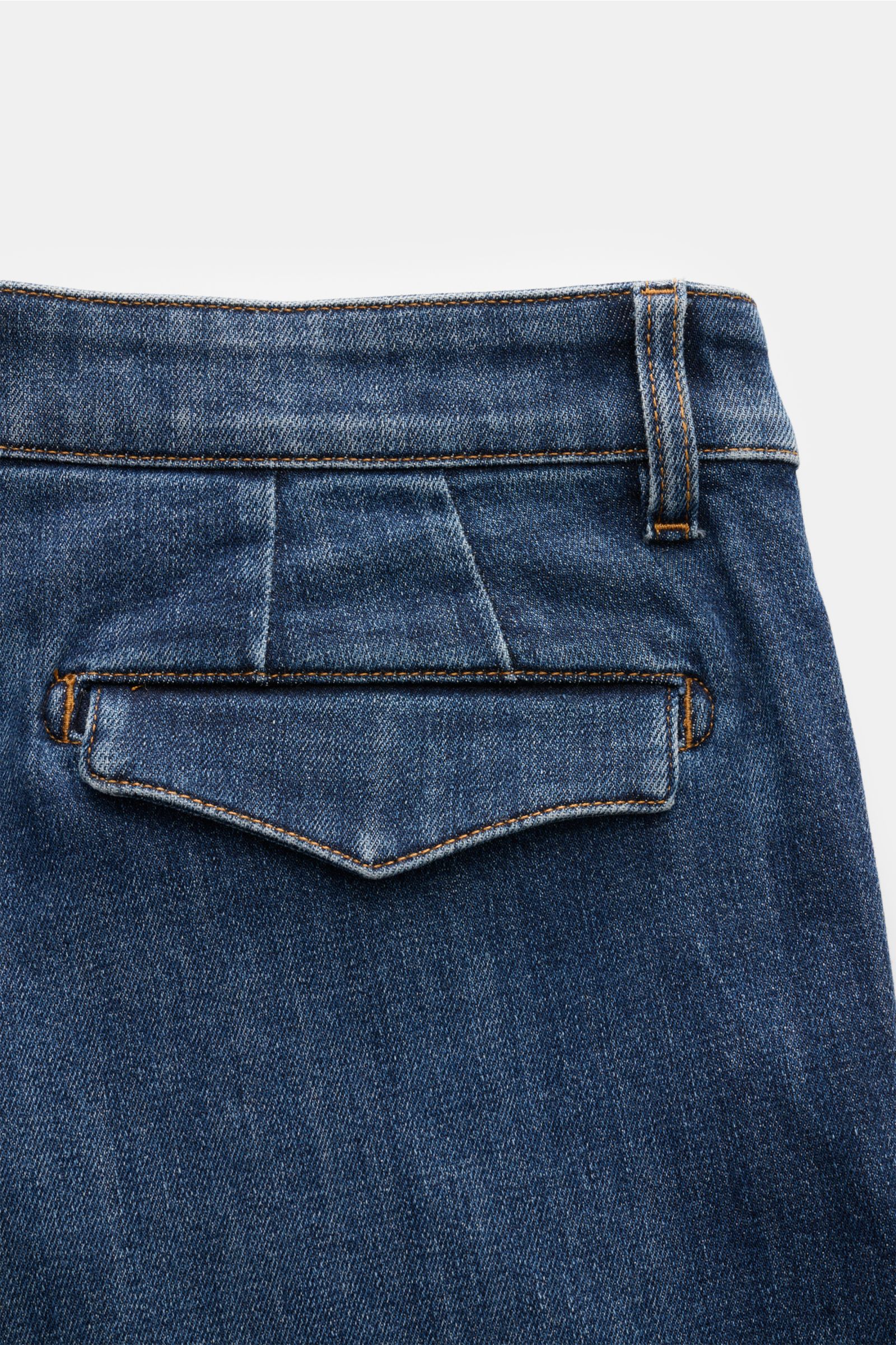 PT Torino Jeans 'Lord' dunkelblau, Detailaufnahme von hinten, kurze Bundfalte, Gesäßtasche mit Patte, Denim aus Baumwolle mit Cashmere.