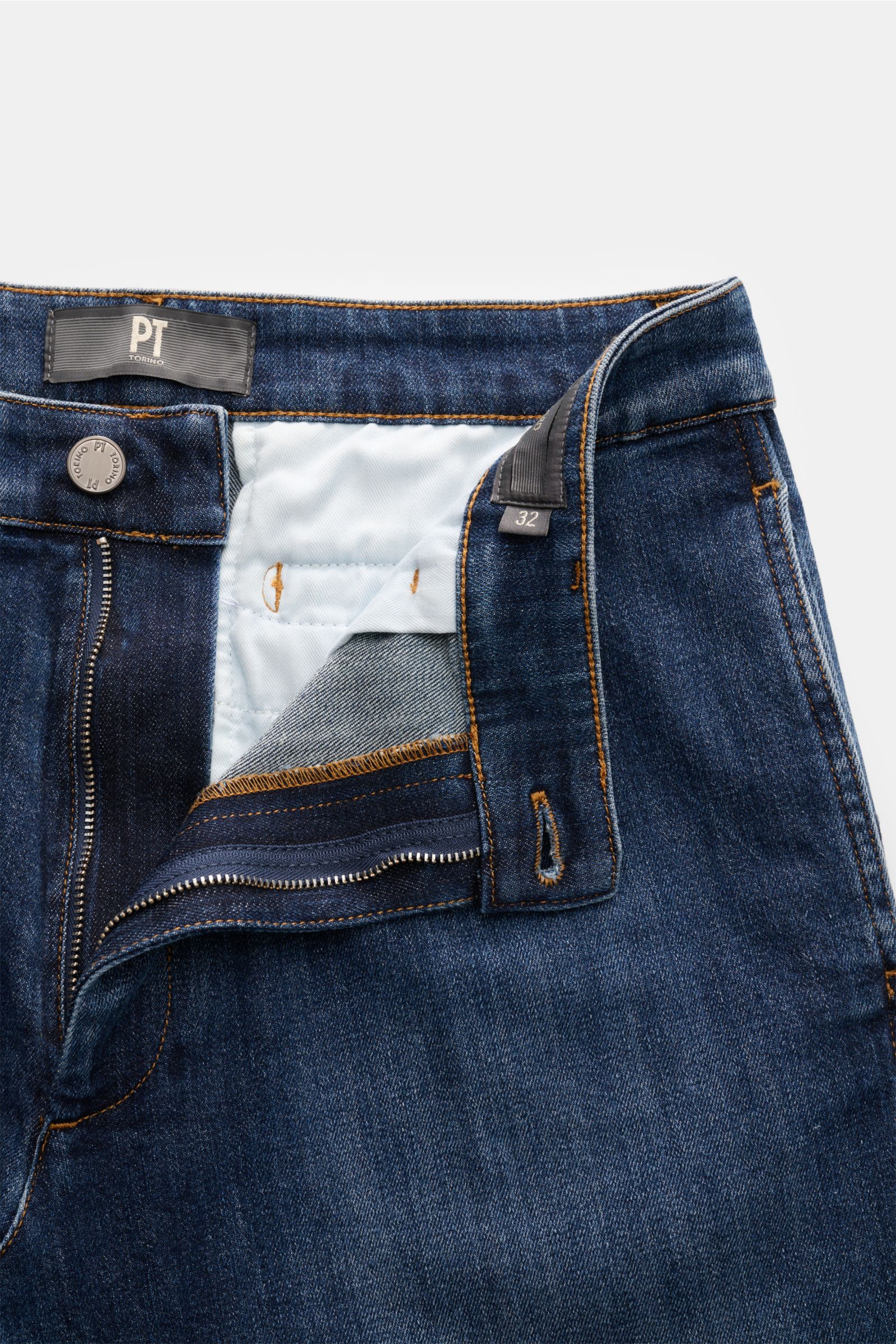 PT Torino Jeans 'Lord' dunkelblau in Nahaufnahme von vorne, offen mit Reißverschluss, Bundfalten, Taschen und fixiertem Saumaufschlag.