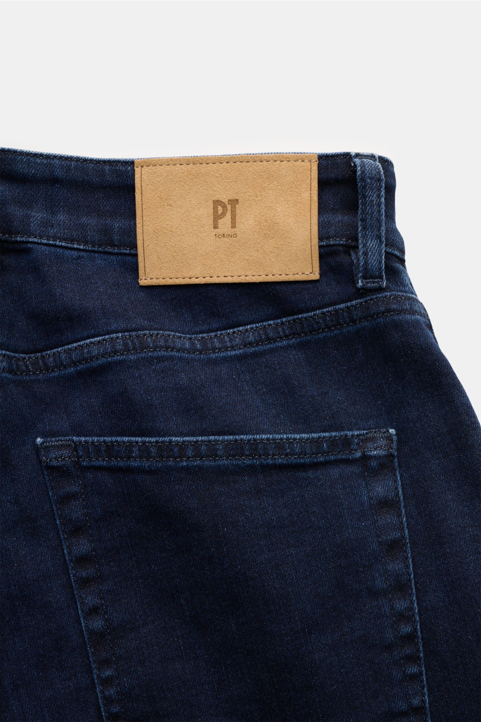 PT Torino Denim Jeans 'Jazz' dunkelblau von hinten fotografiert, Denim aus leicht stretchigem Baumwoll-Mix, weicher Griff, authentische Used-Waschung, Slim Fit, Button Fly, Five-Pocket-Stil, Veloursleder-Patch.
