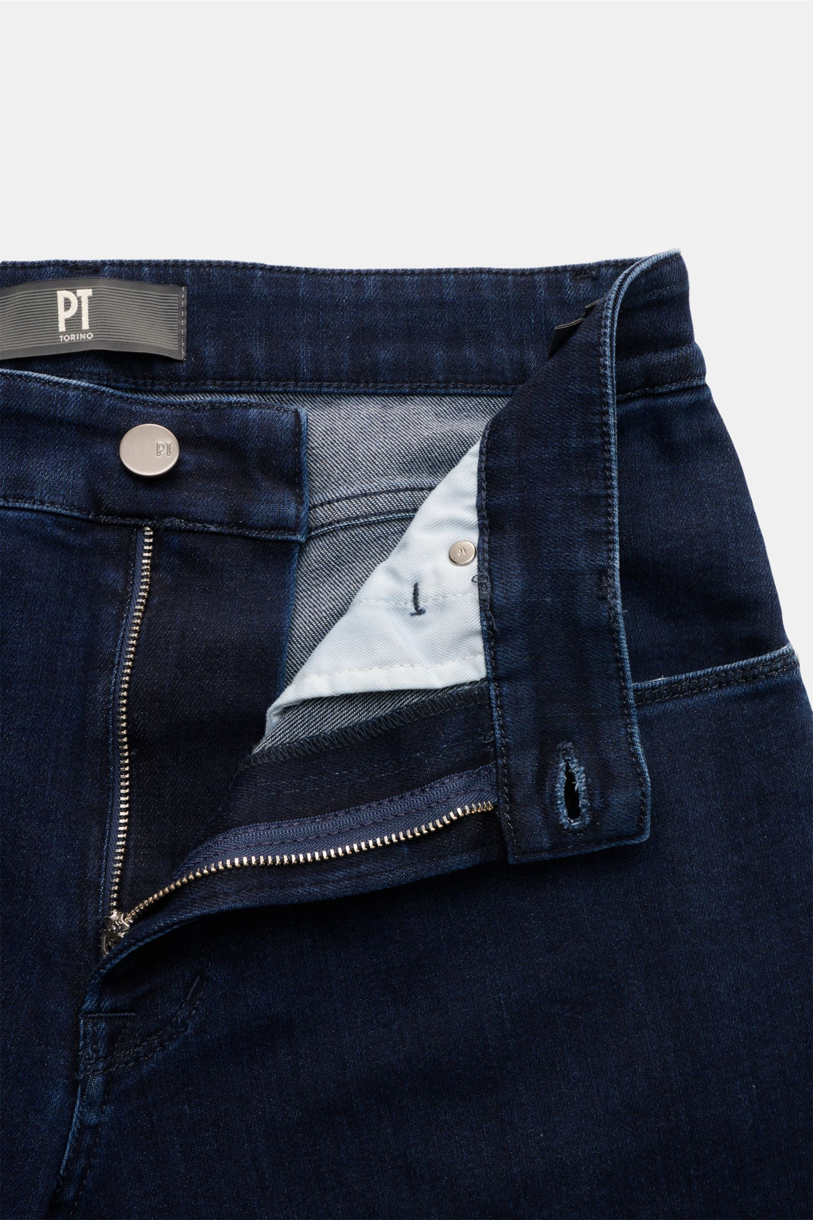 PT Torino Denim Jeans 'Jazz' dunkelblau, Slim Fit, aus leicht stretchigem Baumwoll-Mix, weicher Griff, authentische Used-Waschung, Button Fly, Five-Pocket-Stil, Veloursleder-Patch, Detailaufnahme von oben mit offenem Reißverschluss.