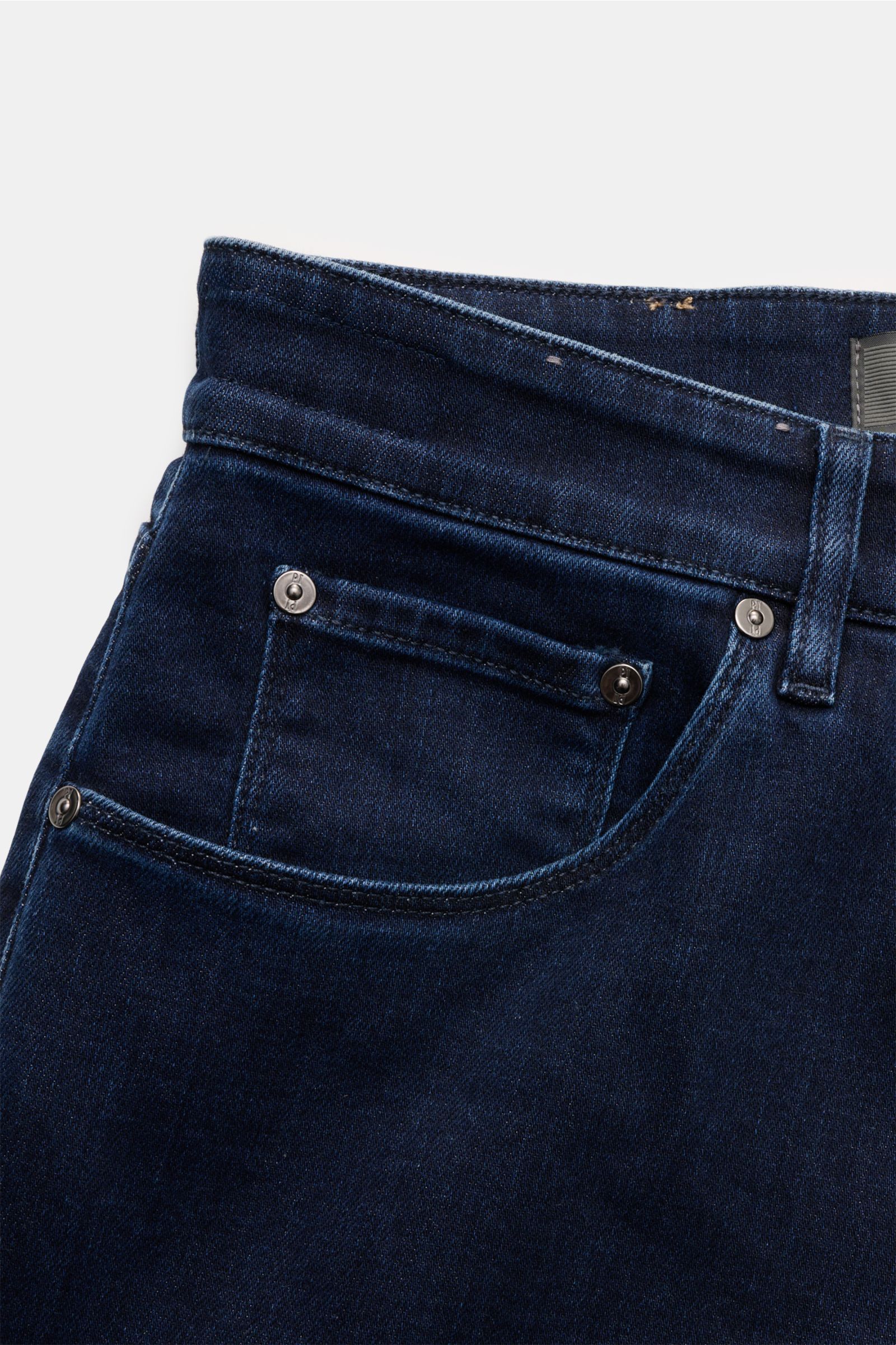 Nahaufnahme der PT Torino Denim Jeans 'Jazz' dunkelblau aus leicht stretchigem Baumwoll-Mix, Slim Fit, authentischer Used-Waschung, Button Fly, Five-Pocket-Stil, weichem Griff und Veloursleder-Patch.