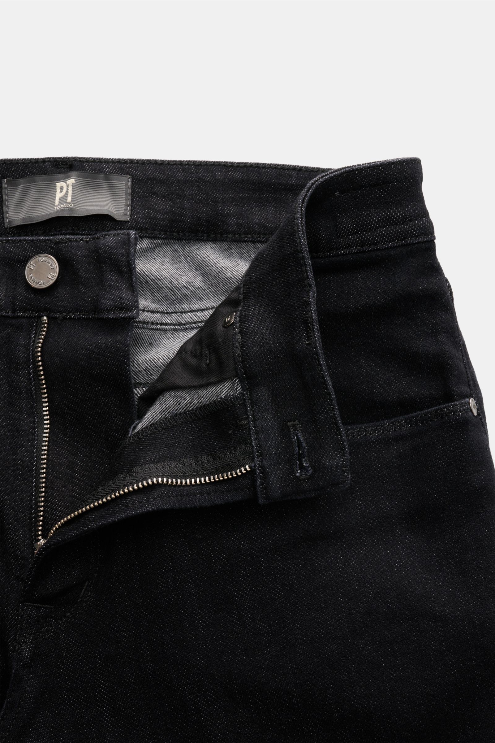 Schräg von oben fotografiert: PT Torino Denim Jeans 'Jazz' schwarz meliert mit Zip Fly, Five-Pocket-Stil, hohem Stretch und schmalem Slim Fit.