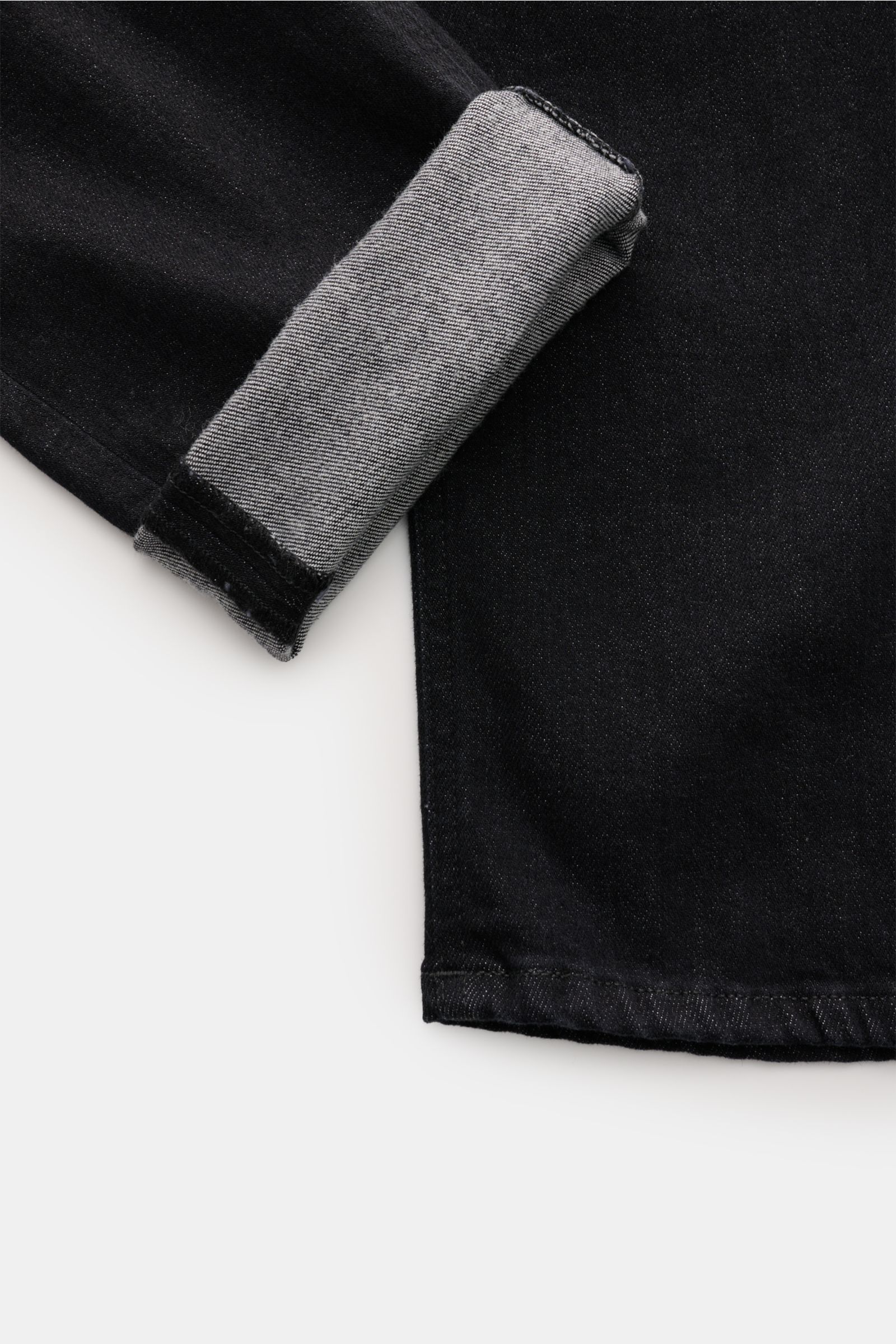 PT Torino Denim Jeans 'Jazz' schwarz meliert, Detailaufnahme vom Bein mit umgeschlagenem Saum, weicher, stretchiger Baumwoll-Lyocell-Denim, slim fit, Five-Pocket-Stil.