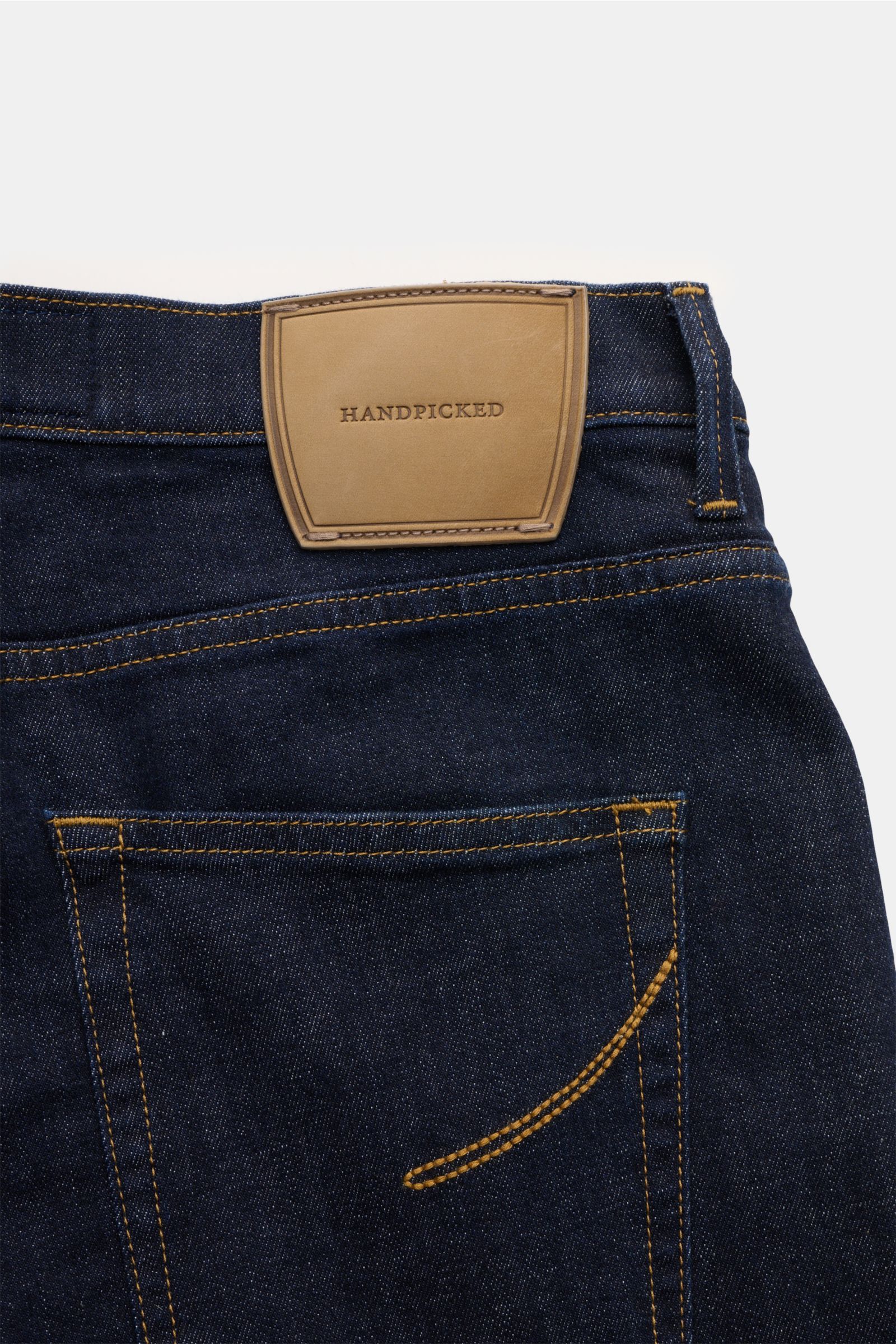 HandPicked Jeans 'Verona' navy Rückansicht mit Lederpatch, Five-Pocket-Stil, Button Fly, Tapered Fit, Baumwolle, Stretch, weicher Griff, Indigo-Färbung.