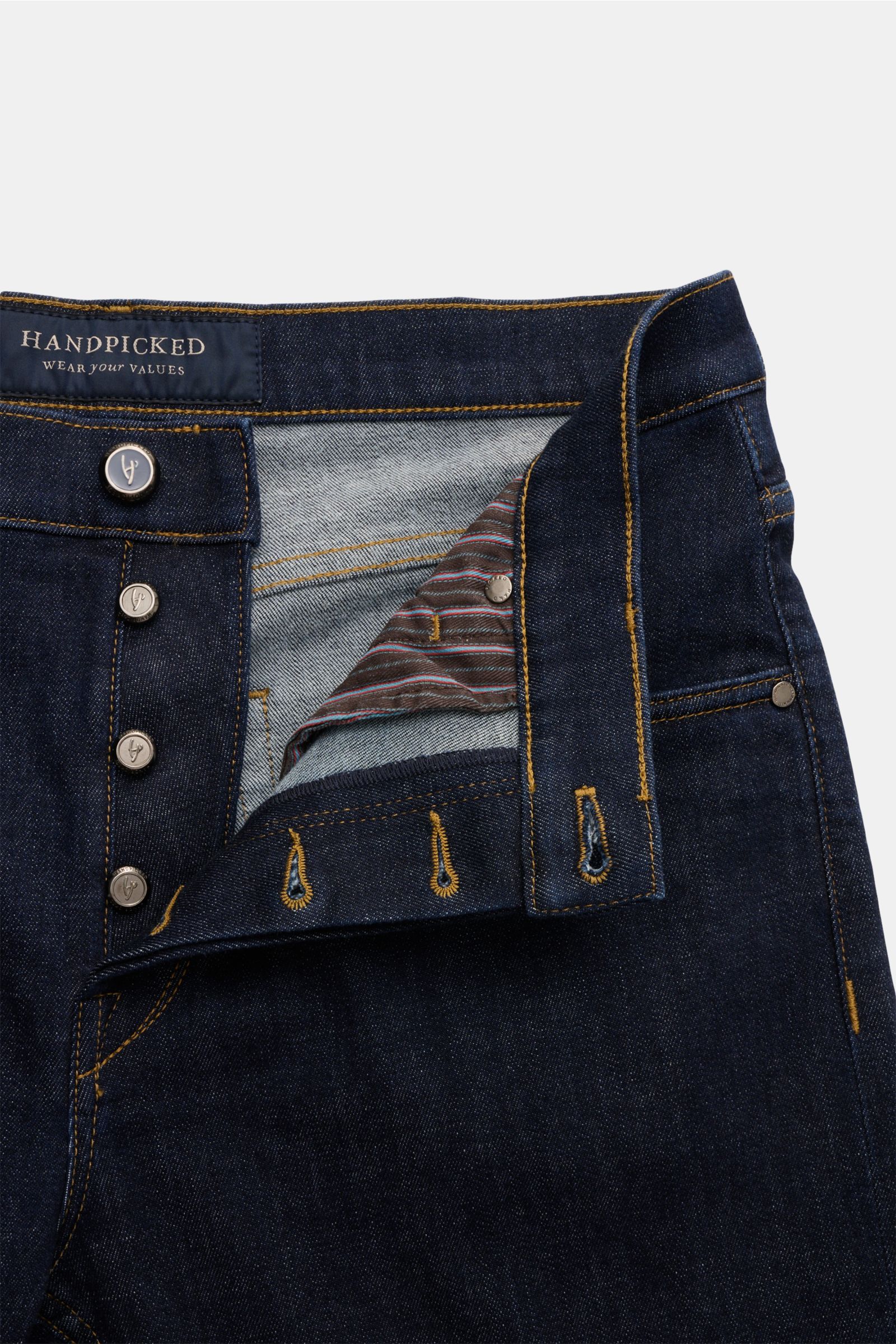 HandPicked Jeans 'Verona' navy aus Baumwoll-Denim mit echtem Indigo, Button Fly, Five-Pocket, Tapered Fit, kurz, weicher Griff, Detailansicht von vorne.