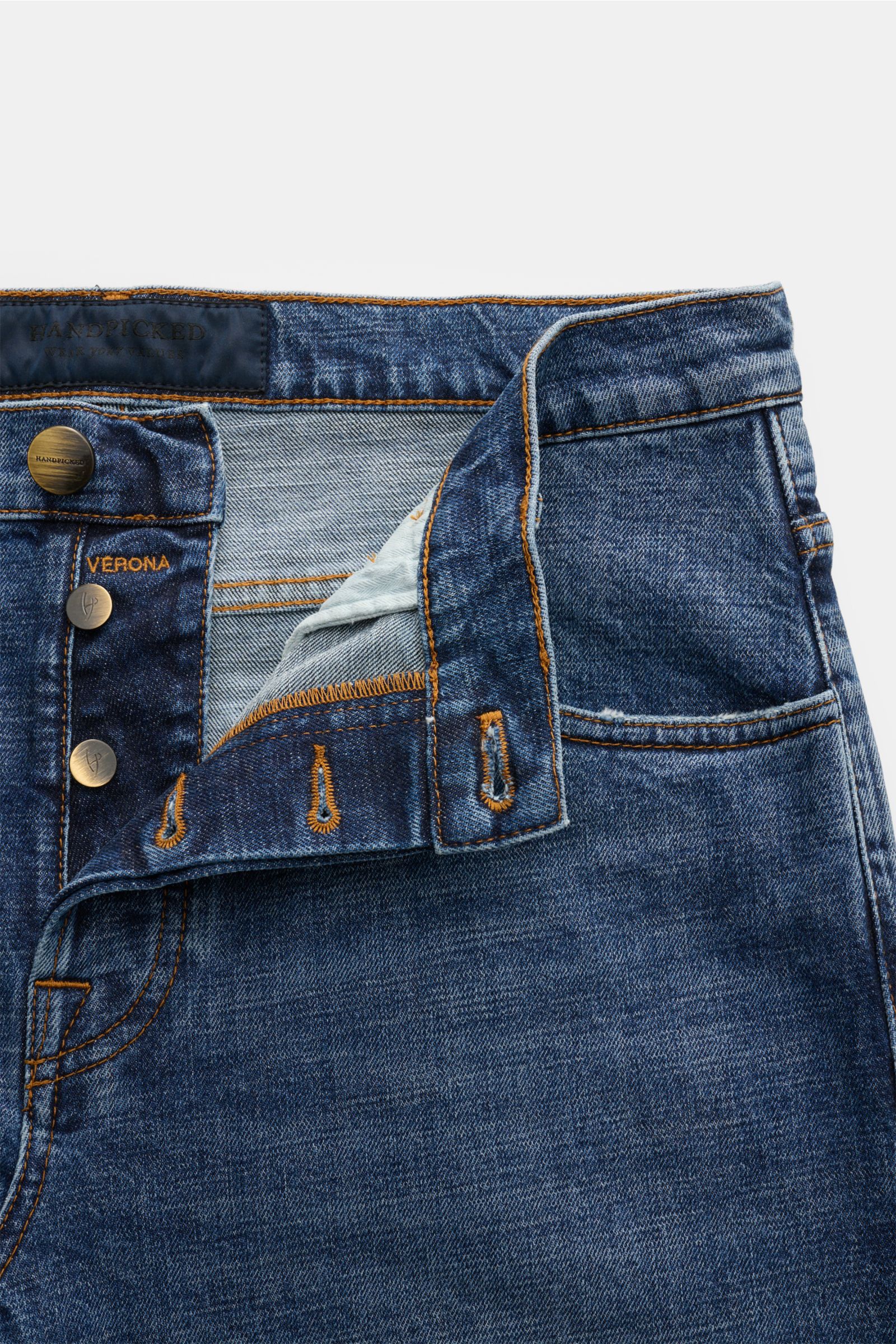 Close-up front view of HandPicked Jeans 'Ravello' graublau showing denim aus Baumwolle, leichter Stretch-Anteil, fester Griff, authentische Used-Waschung, Slim Fit, schmal zulaufend, Button Fly, Five-Pocket-Stil, and Leather Patch mit Stitching.
