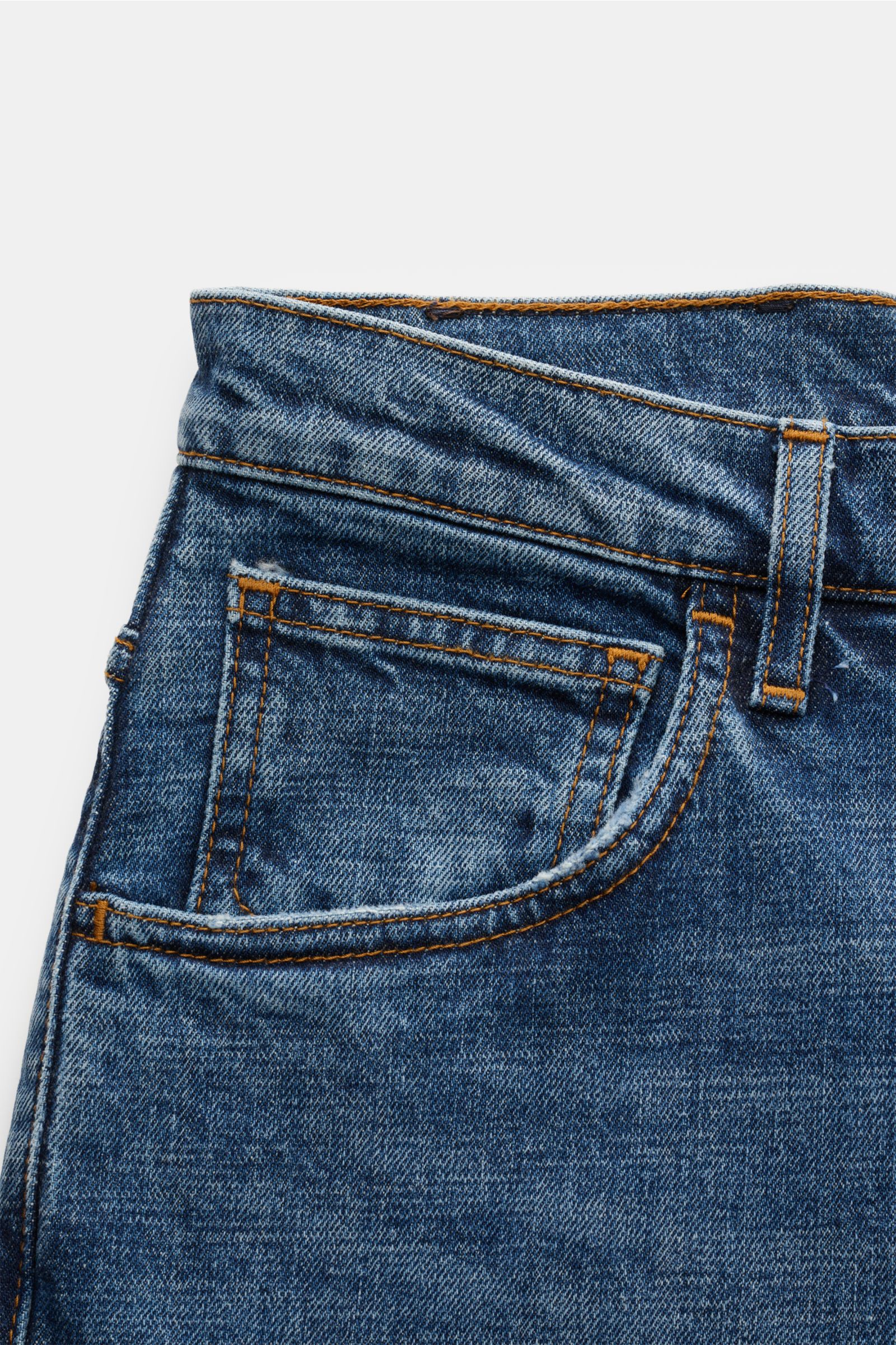 HandPicked Jeans 'Ravello' graublau shown from a close-up front side perspective, featuring denim aus Baumwolle, leichter Stretch-Anteil, fester Griff, authentische Used-Waschung, Slim Fit, schmal zulaufend, Button Fly, Five-Pocket-Stil, and Leather Patch