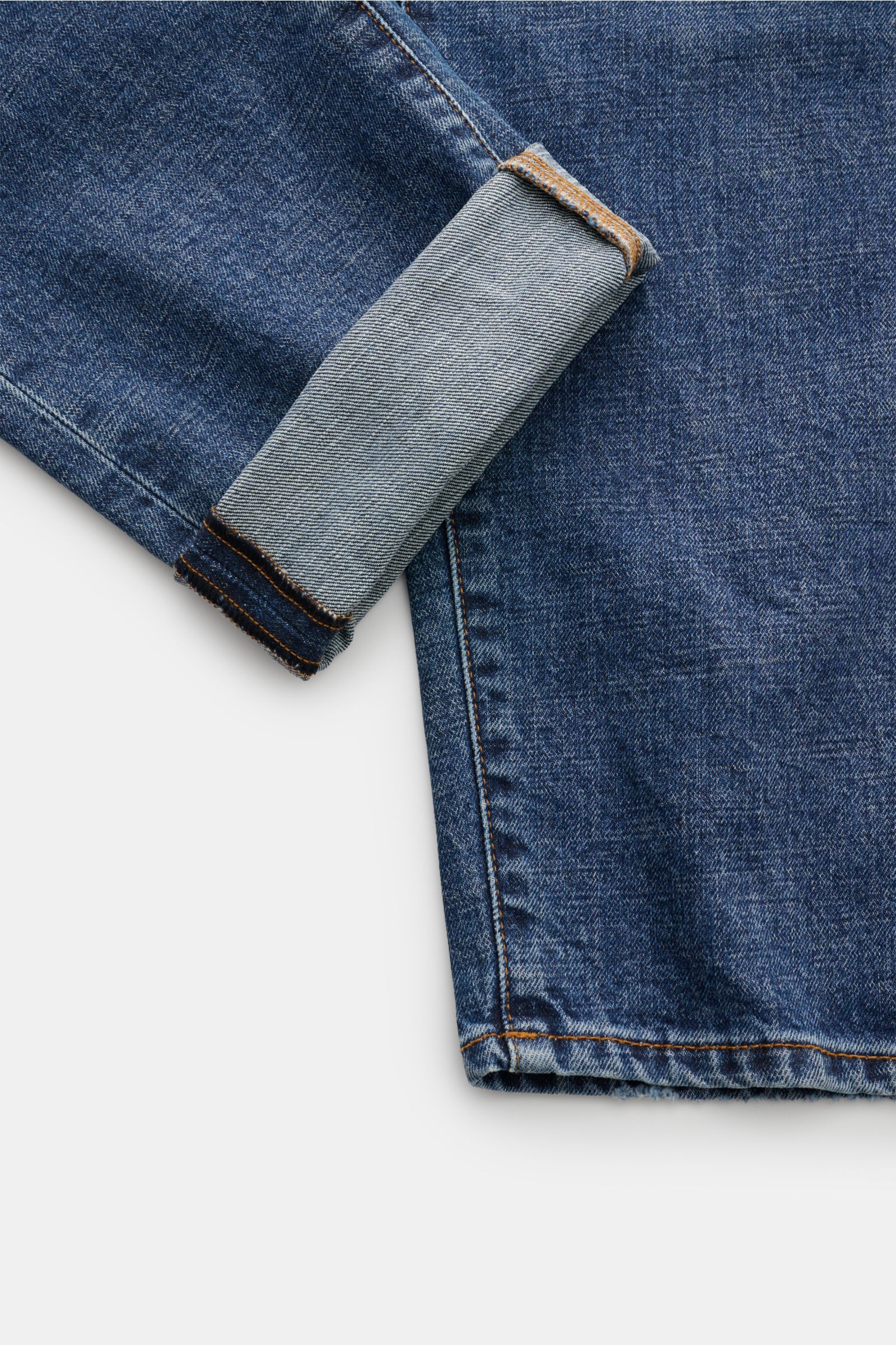 Close-up of the cuff and lower leg of HandPicked Jeans 'Ravello' graublau, photographed from above, showing denim aus Baumwolle, leichter Stretch-Anteil, fester Griff, authentische Used-Waschung, Slim Fit, schmal zulaufend, Button Fly, Five-Pocket-Stil, a