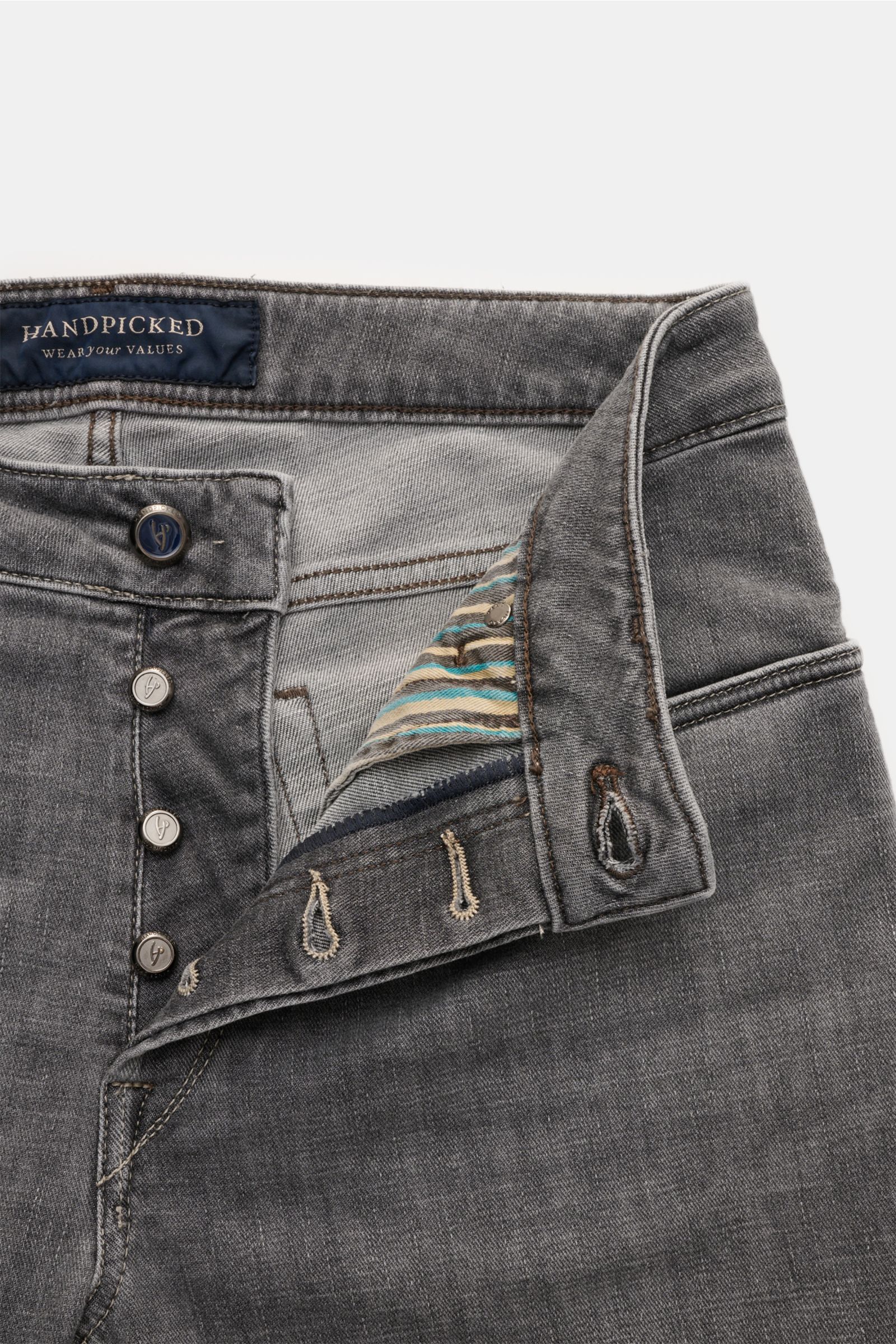 HandPicked Jeans 'Ravello' grau mit Button Fly, Five-Pocket-Stil, Münztasche mit Initial, schmal zulaufend, Denim aus Baumwolle und Microfaser, elastisch, weich, Used-Waschung, Leather Patch, Gesäßtaschen mit Stitching, Detailansicht.