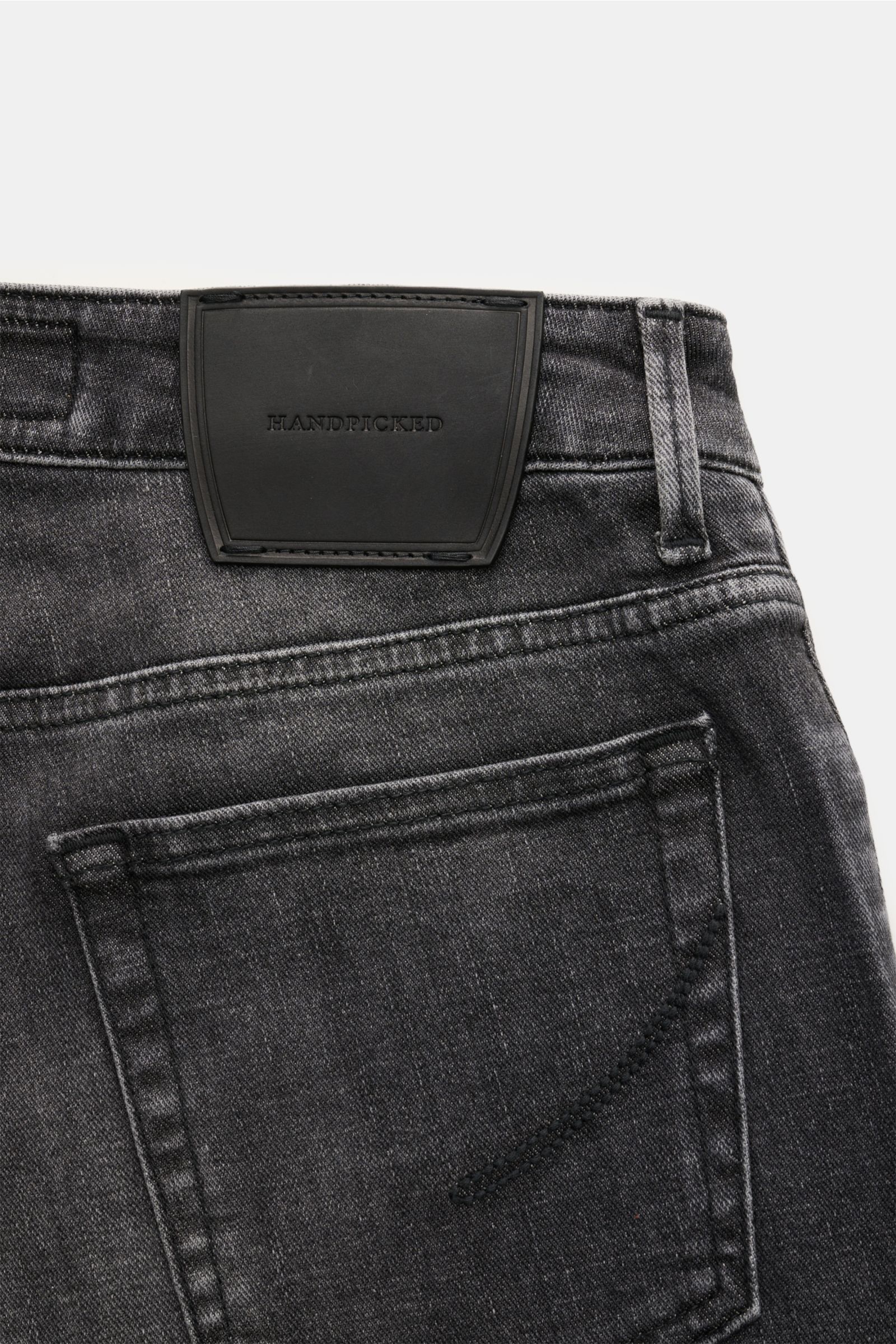 HandPicked Jeans 'Ravello' dunkelgrau, Rückansicht, Denim aus Baumwolle und Microfaser, elastisch, weicher Griff, Used-Waschung, Slim Fit, schmal, Button Fly, Five-Pocket, Münztasche mit Initial, Gesäßtaschen mit Stitching, Leather Patch.
