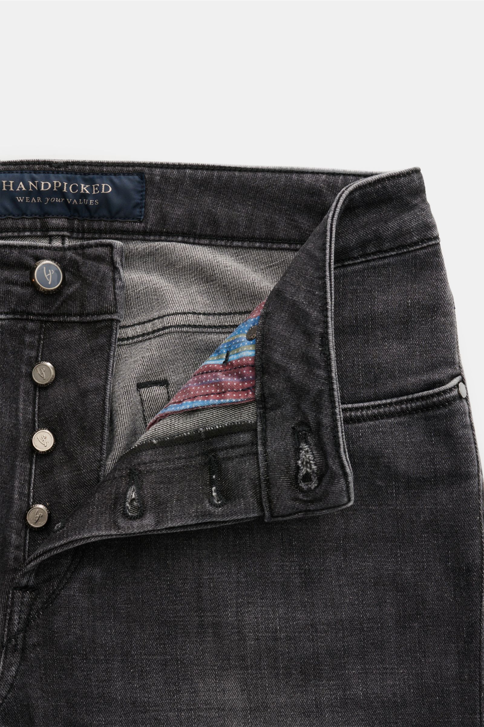 HandPicked Jeans 'Ravello' dunkelgrau mit Button Fly, Five-Pocket-Stil, Münztasche, Used-Waschung, schmal zulaufend, Denim aus Baumwolle und Microfaser, elastisch, weicher Griff, Leather Patch, Perspektive von vorne oben.