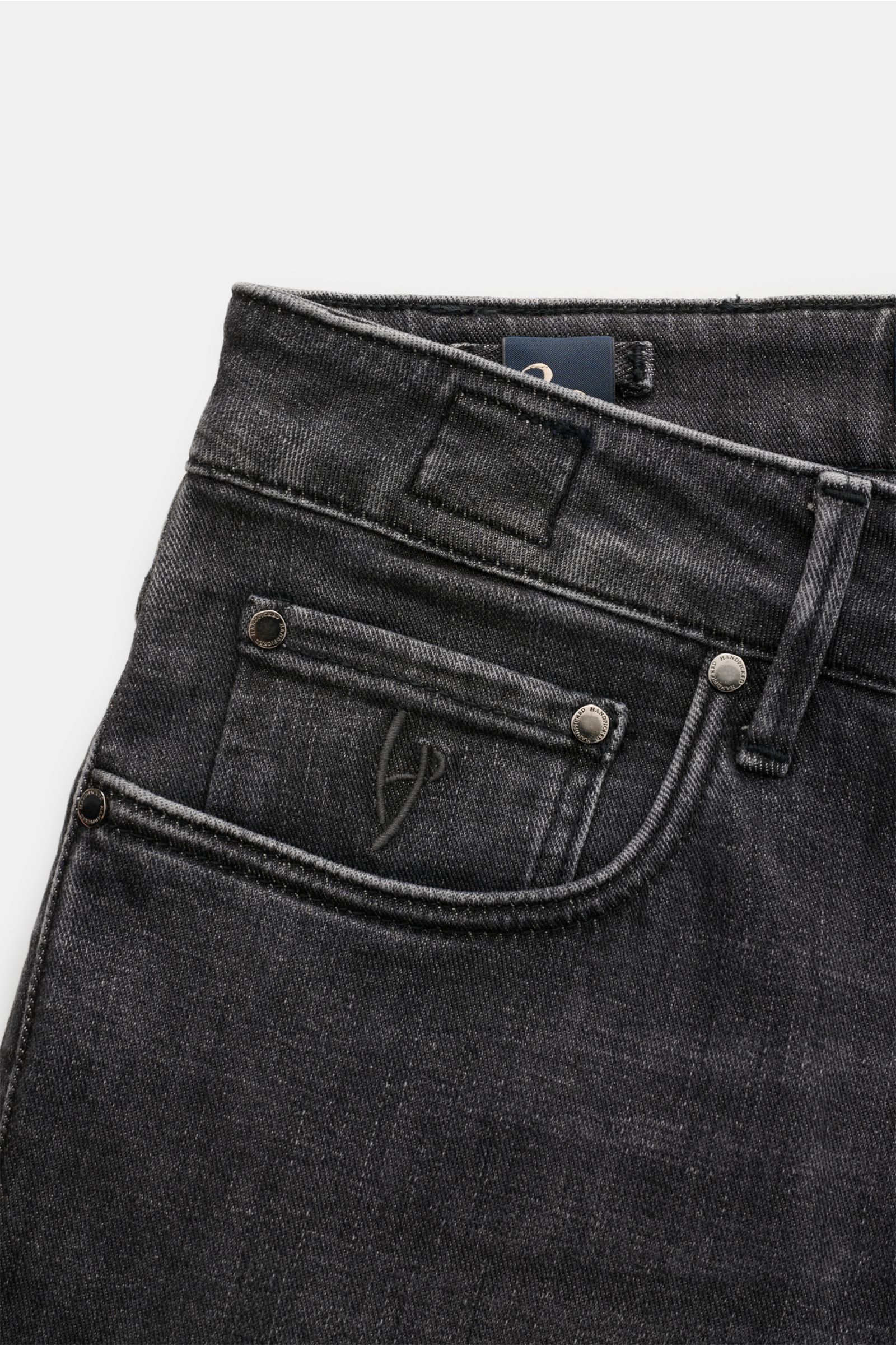 HandPicked Jeans 'Ravello' dunkelgrau, Detailaufnahme der schmal zulaufenden Slim Fit Five-Pocket-Jeans mit Button Fly, Denim aus Baumwolle und Microfaser, elastische Qualität, weicher Griff, authentische Used-Waschung, Münztasche mit Initial, Gesäßtasche