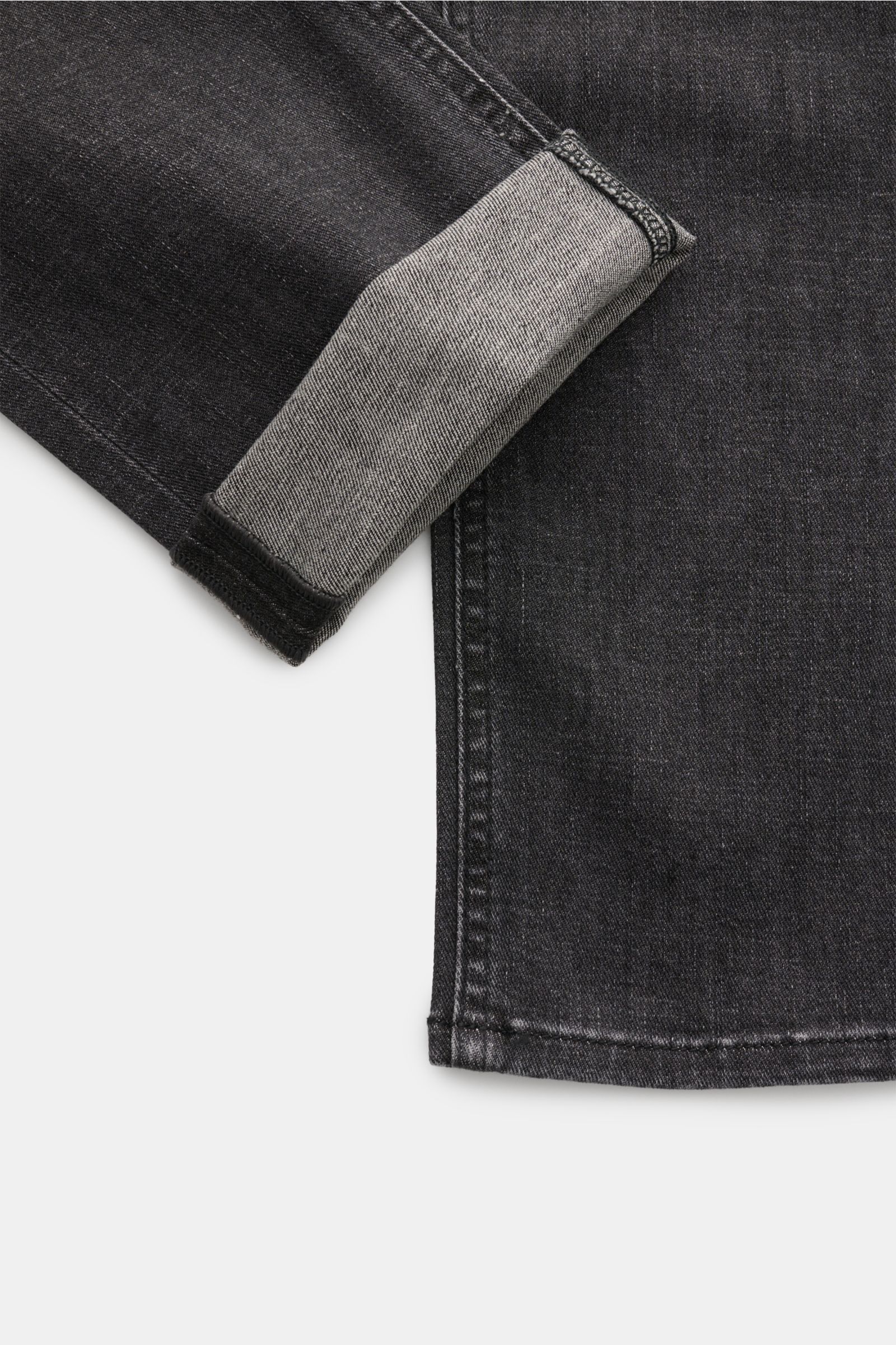 HandPicked Jeans 'Ravello' dunkelgrau, schmal zulaufend, Slim Fit, Denim aus Baumwolle und Microfaser, elastisch, weicher Griff, Used-Waschung, Button Fly, Five-Pocket-Stil, Münztasche mit Initial, Gesäßtaschen mit Stitching, Leather Patch, Nahaufnahme vo