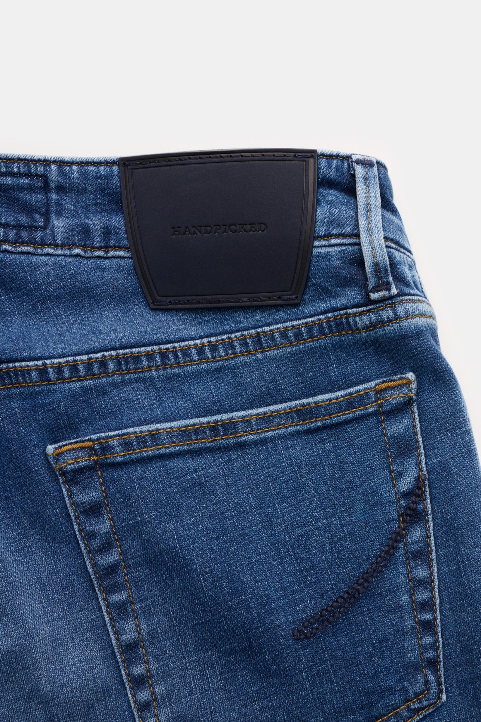 HandPicked Jeans 'Ravello' graublau, Detailansicht von hinten oben mit Lederpatch, schmal zulaufender Five-Pocket-Jeans, dezente Used-Waschung.