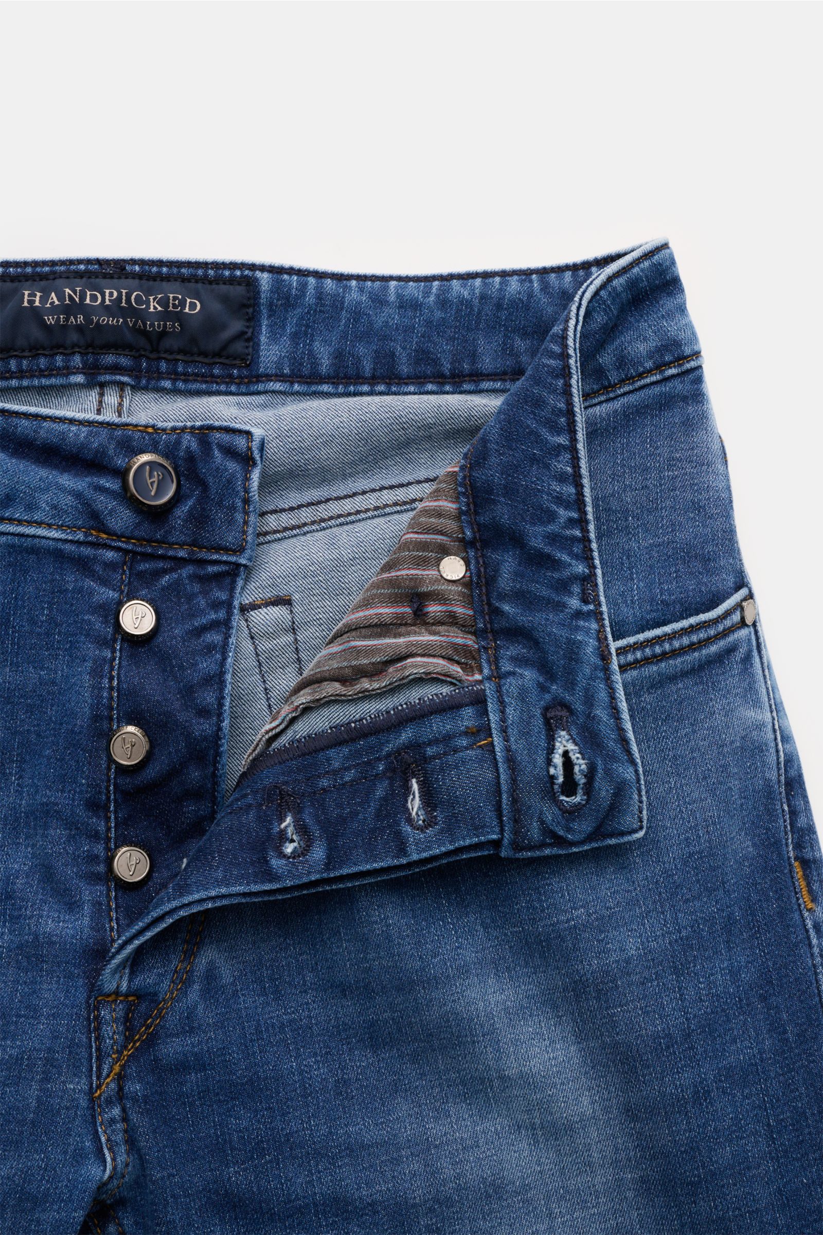 HandPicked Jeans 'Ravello' graublau mit Button Fly, Five-Pocket-Stil, weichem Denim und dezenter Used-Waschung, Nahaufnahme von oben.