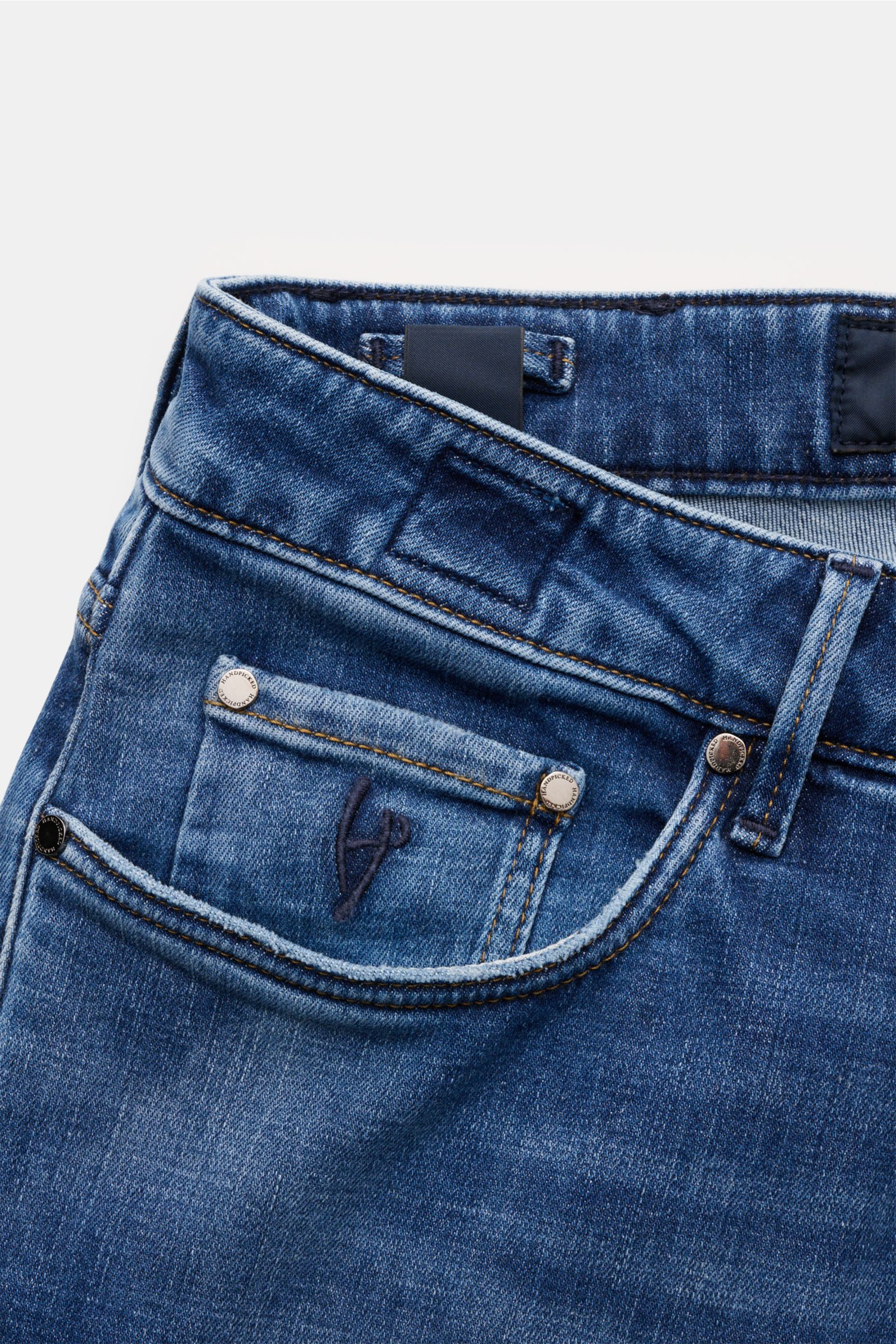 HandPicked Jeans 'Ravello' graublau, extra schmal, mit dezenter Used-Waschung, Button Fly, Five-Pocket-Stil, weichem Denim, Detailaufnahme von vorne oben.