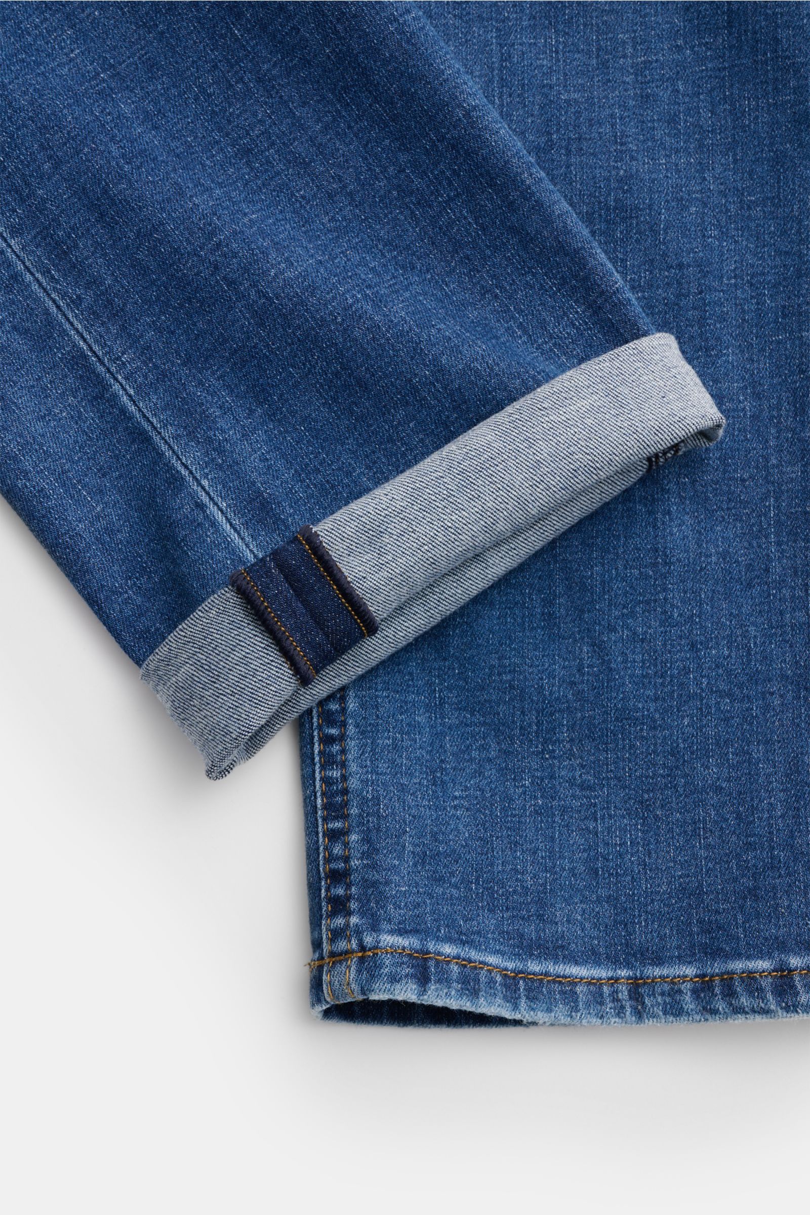 HandPicked Jeans 'Ravello' graublau, Detailaufnahme der schmal zulaufenden Beinöffnung mit aufgekrempeltem Saum und dezenter Used-Waschung.