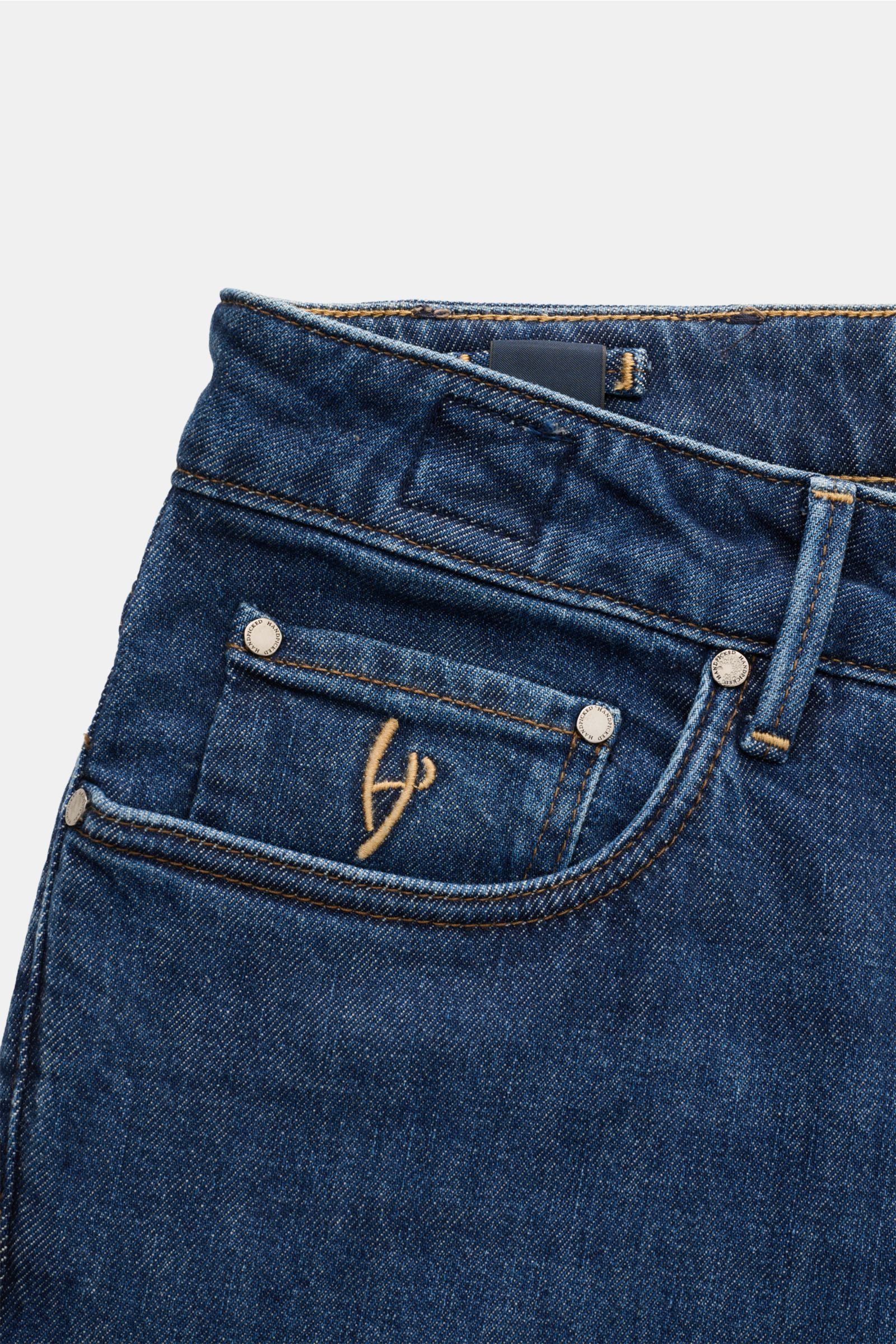 HandPicked Jeans 'Ravello' dunkelblau, extra schmal, Button Fly, Five-Pocket-Stil, dezente Used-Waschung, Baumwoll-Denim mit weichem Griff, Detailfoto Fronttasche.
