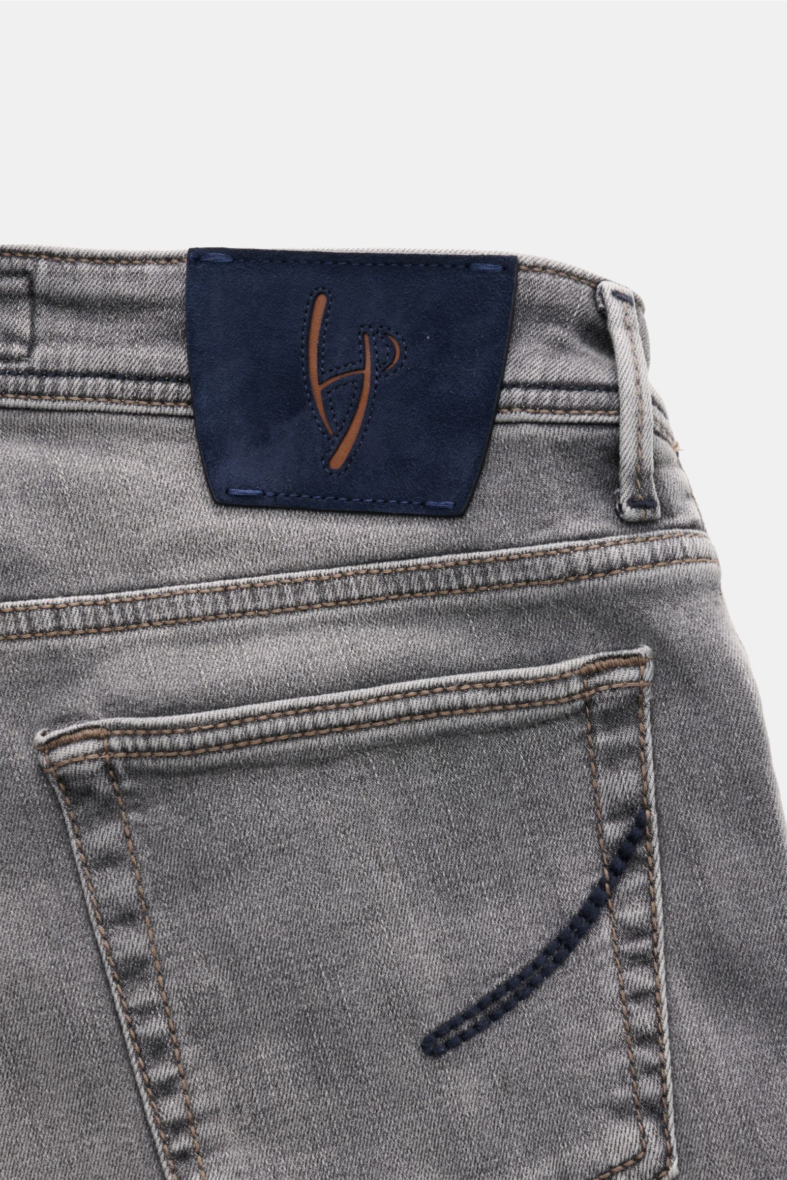 HandPicked Jeans 'Ravello' grau, Detailaufnahme von hinten schmaler Bund mit Lederpatch, Gesäßtasche mit Stichung, dezente Used-Waschung.