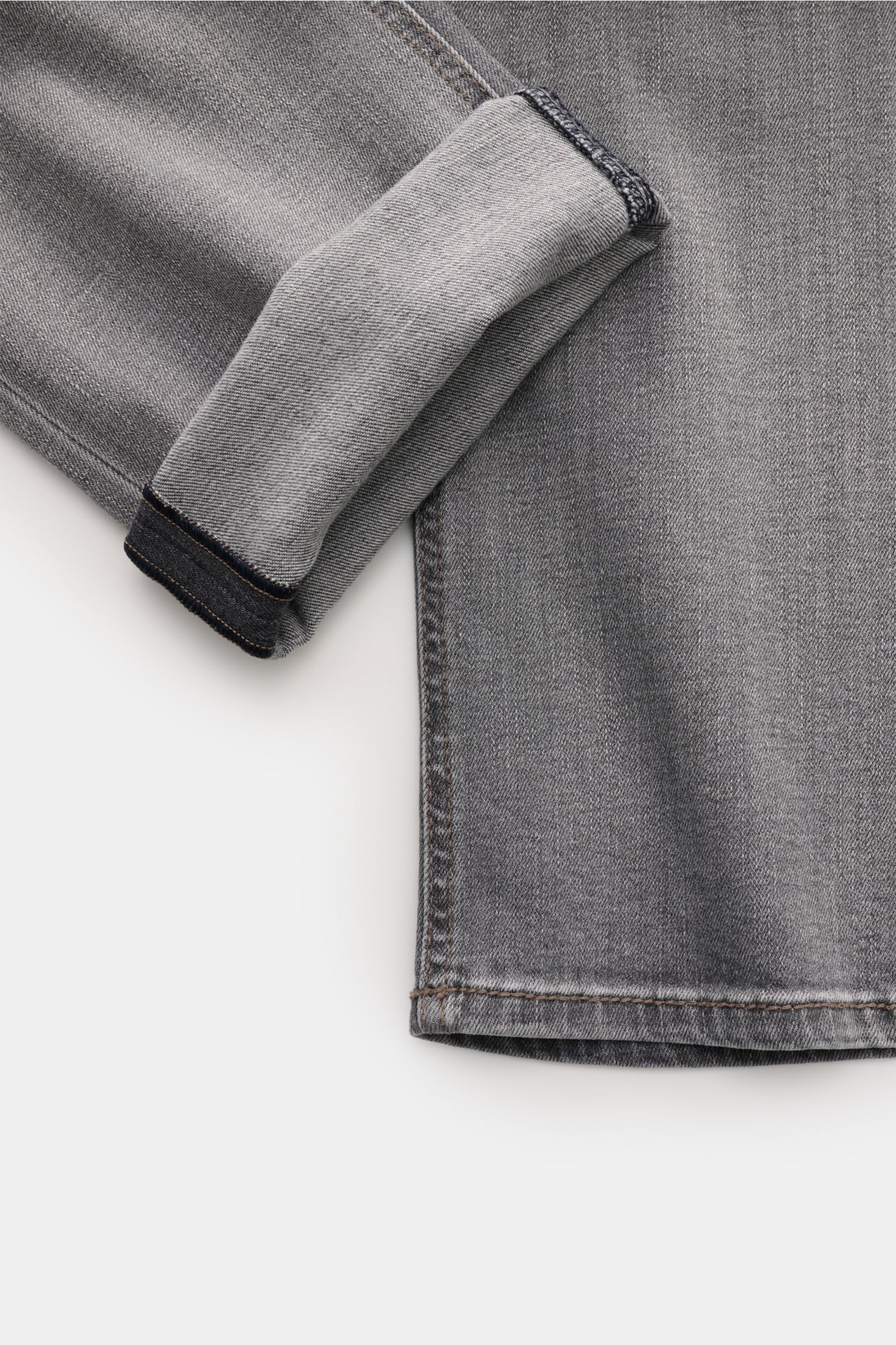 HandPicked Jeans 'Ravello' grau, extra schmal, aus Baumwolle mit elastischer Qualität, softer Griff, dezente Used-Waschung, Detailansicht von unten.
