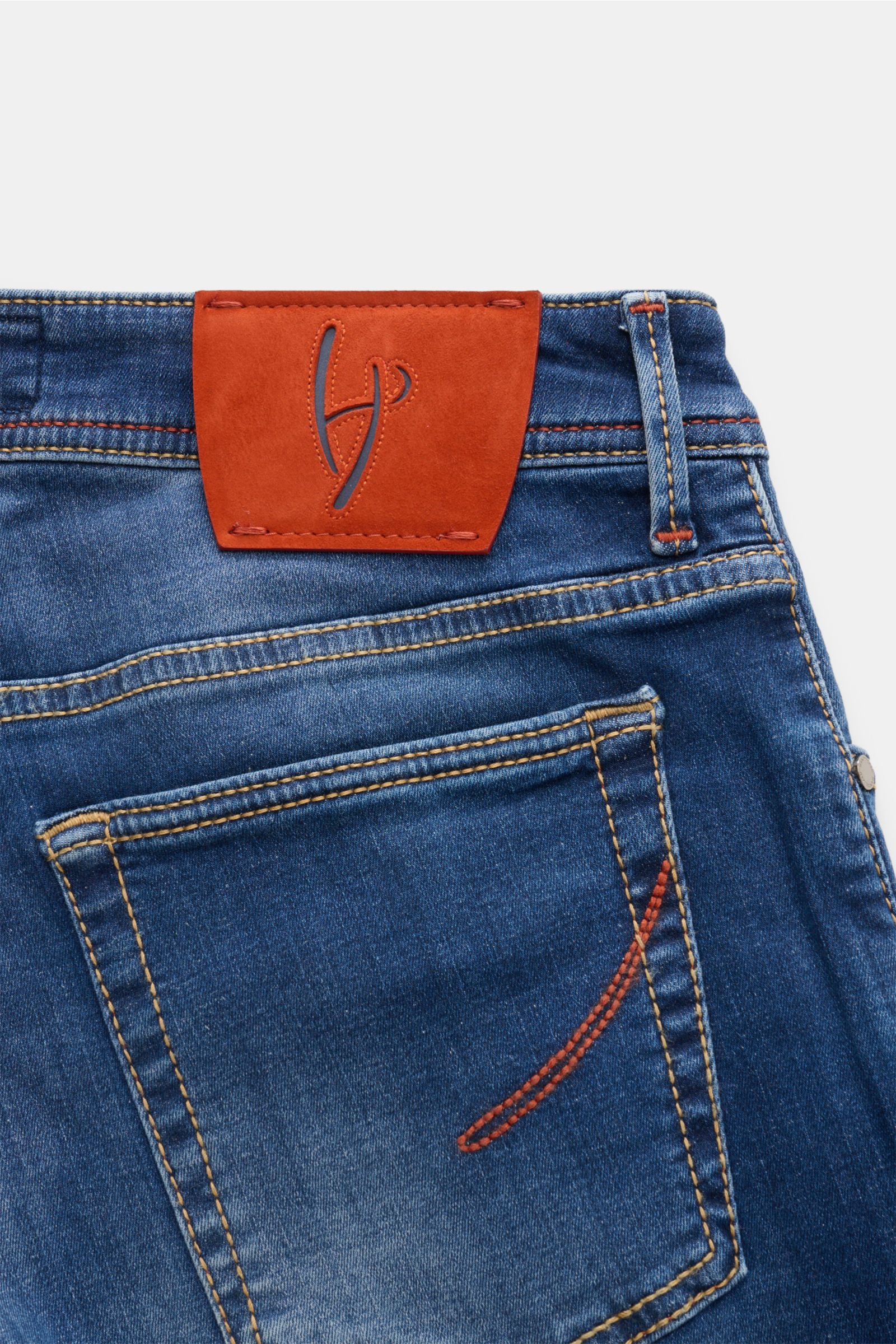 HandPicked Jeans 'Ravello' blau, Rückansicht, Denim aus Baumwolle, elastisch, weich, Used-Waschung, Slim Fit, Five-Pocket, Button Fly, Lederpatch, kontrastierende Nähte, schmal zulaufend, Münztasche mit Initial, Gesäßtaschen mit Stitching.