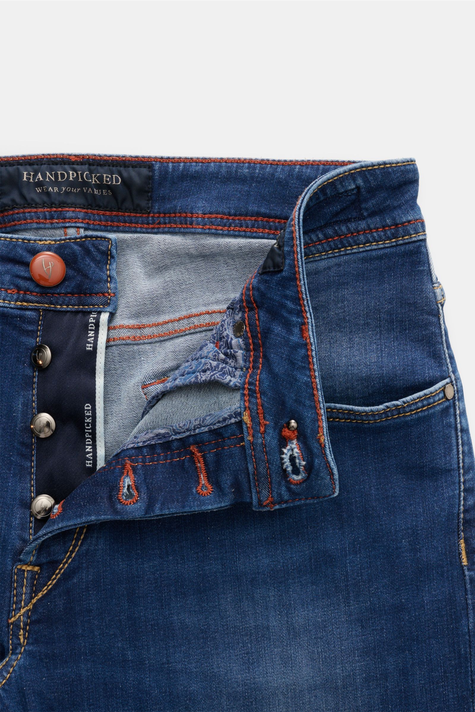 HandPicked Jeans 'Ravello' blau aus Baumwoll-Denim, elastisch, weich, Slim Fit, Used-Waschung, Button Fly, Five-Pocket, Münztasche mit Initial, Gesäßtaschen mit Stitching, Leather Patch, Detailfoto von vorne geöffnet.