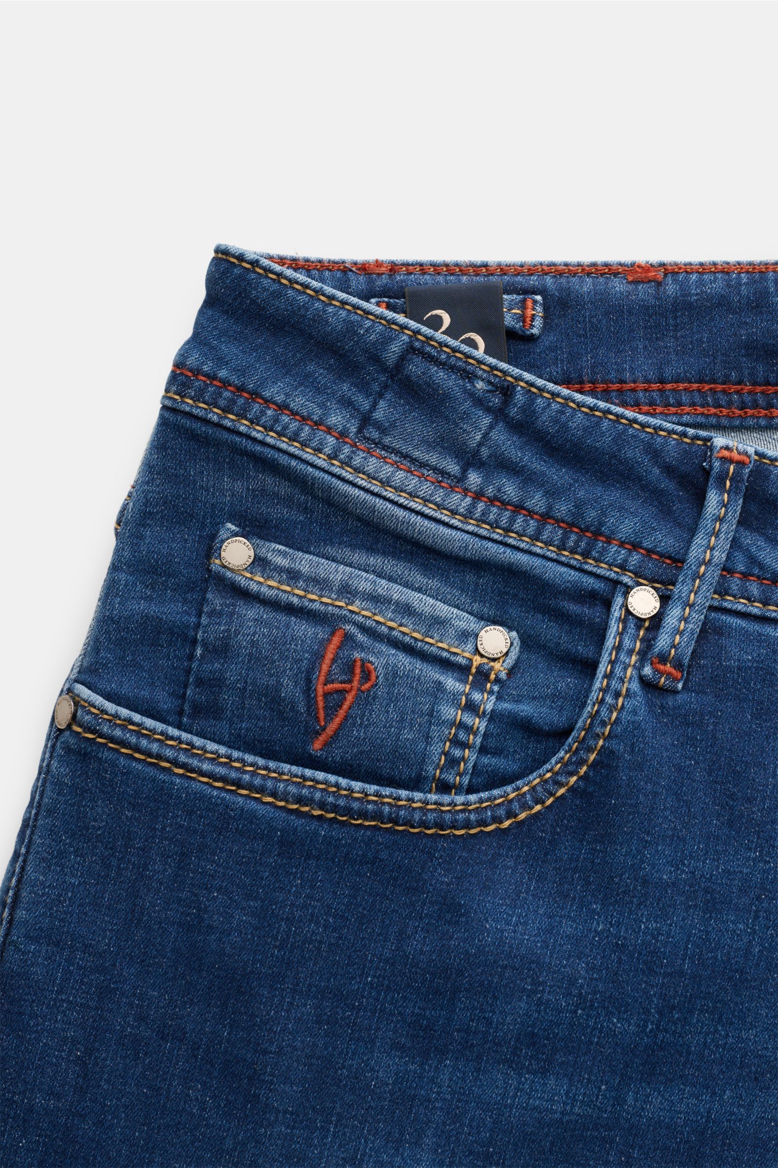 HandPicked Jeans 'Ravello' blau aus Baumwolle, elastisch, weicher Griff, Used-Waschung, kontrastierende Nähte, Slim Fit, Button Fly, Five-Pocket, Münztasche mit Initial, Gesäßtaschen mit Stitching, Leather Patch, Nahaufnahme von oben.