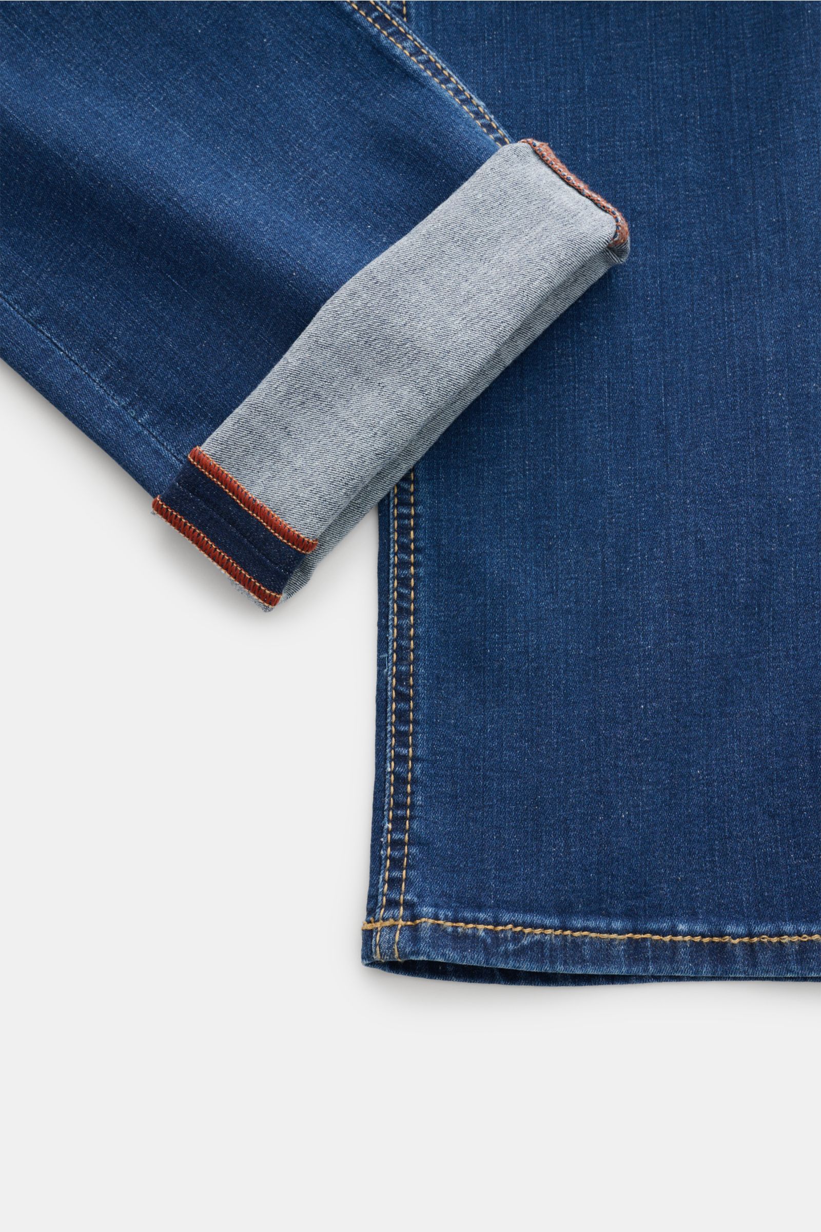 HandPicked Jeans 'Ravello' blau, Detailaufnahme vom Bein mit Umschlag, Denim aus Baumwolle, elastisch, weicher Griff, Used-Waschung, Slim Fit.