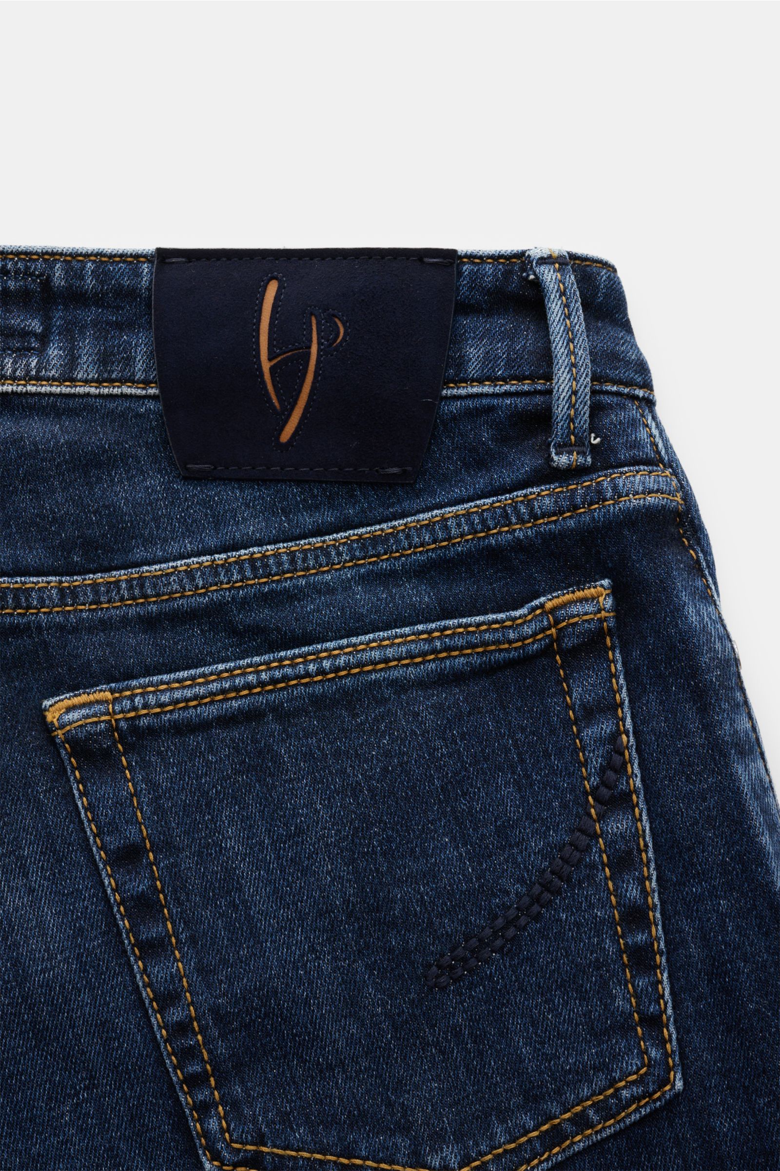 Close-up rear view of HandPicked Jeans 'Ravello' navy showing genuine indigo cotton denim, leather patch, and detailed stitching.

Description: HAND PICKED celebrates the love of denim with fine details like high-gloss, branded buttons and genuine indi