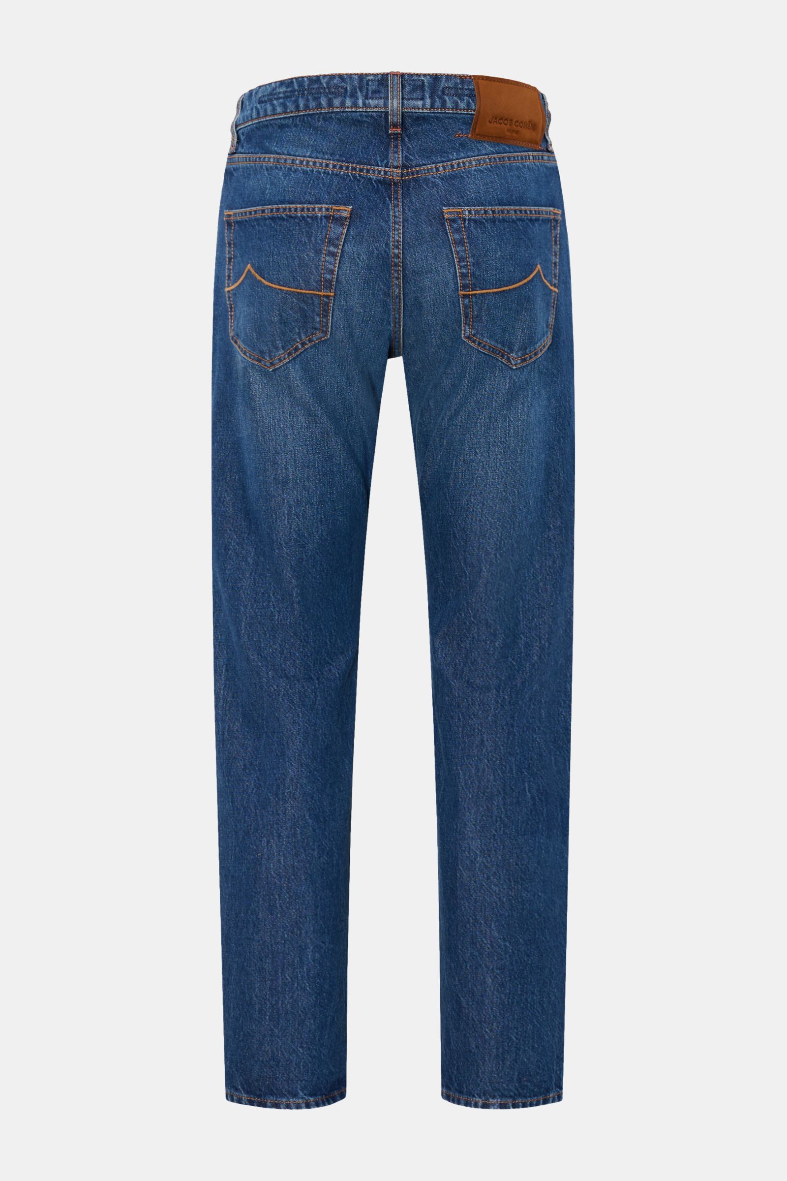 Jacob Cohen Jeans 'Jude' blau von hinten, knöchellang, tapered Fit, reine Baumwolle, griffig, kontrastierende Nähte, Veloursleder-Patch, Five-Pocket-Stil.
