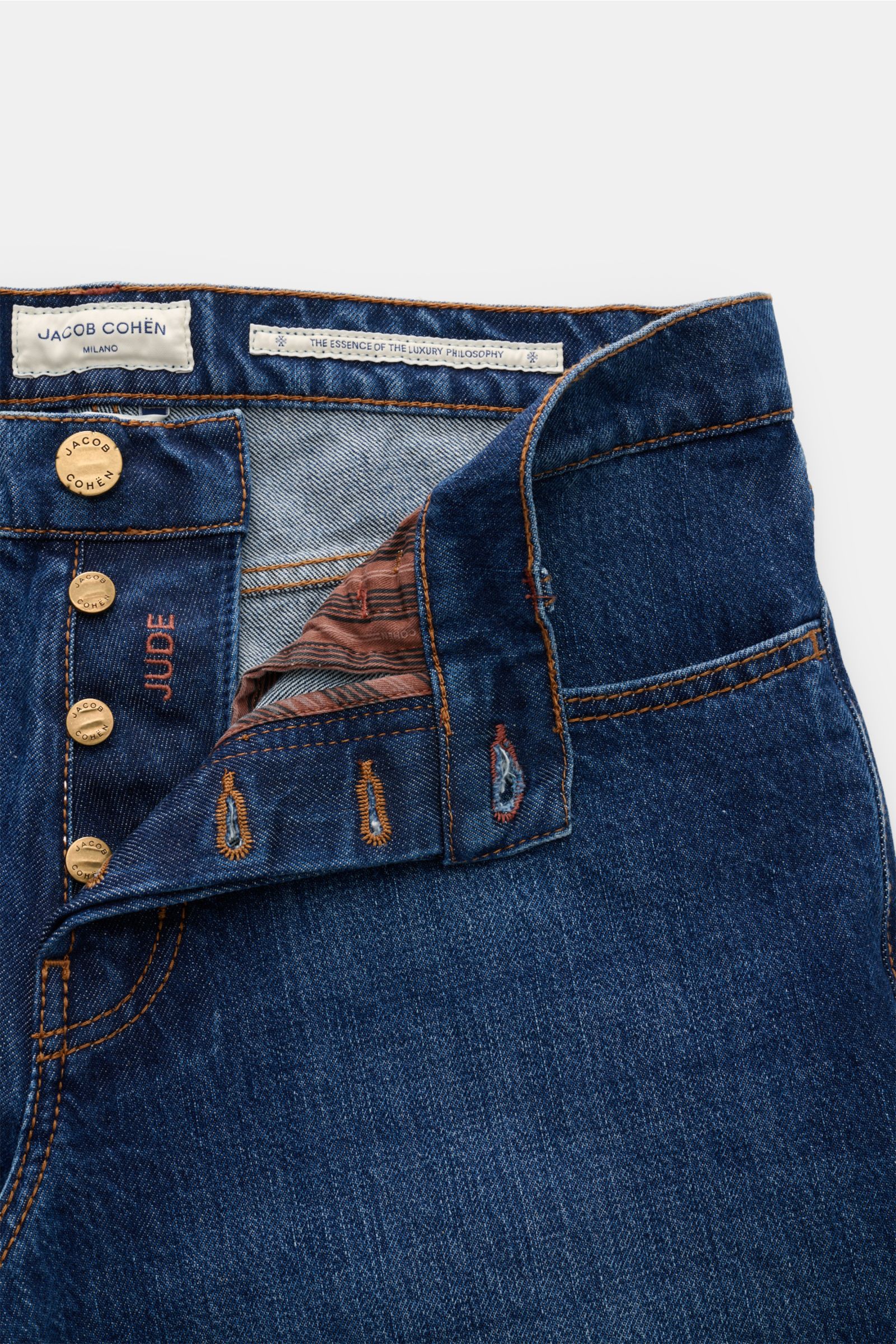 Jacob Cohen Jeans 'Jude' blau, Detailfoto von vorne mit geöffnetem Button Fly, Denim aus reiner Baumwolle, griffig, kontrastierende Nähte.