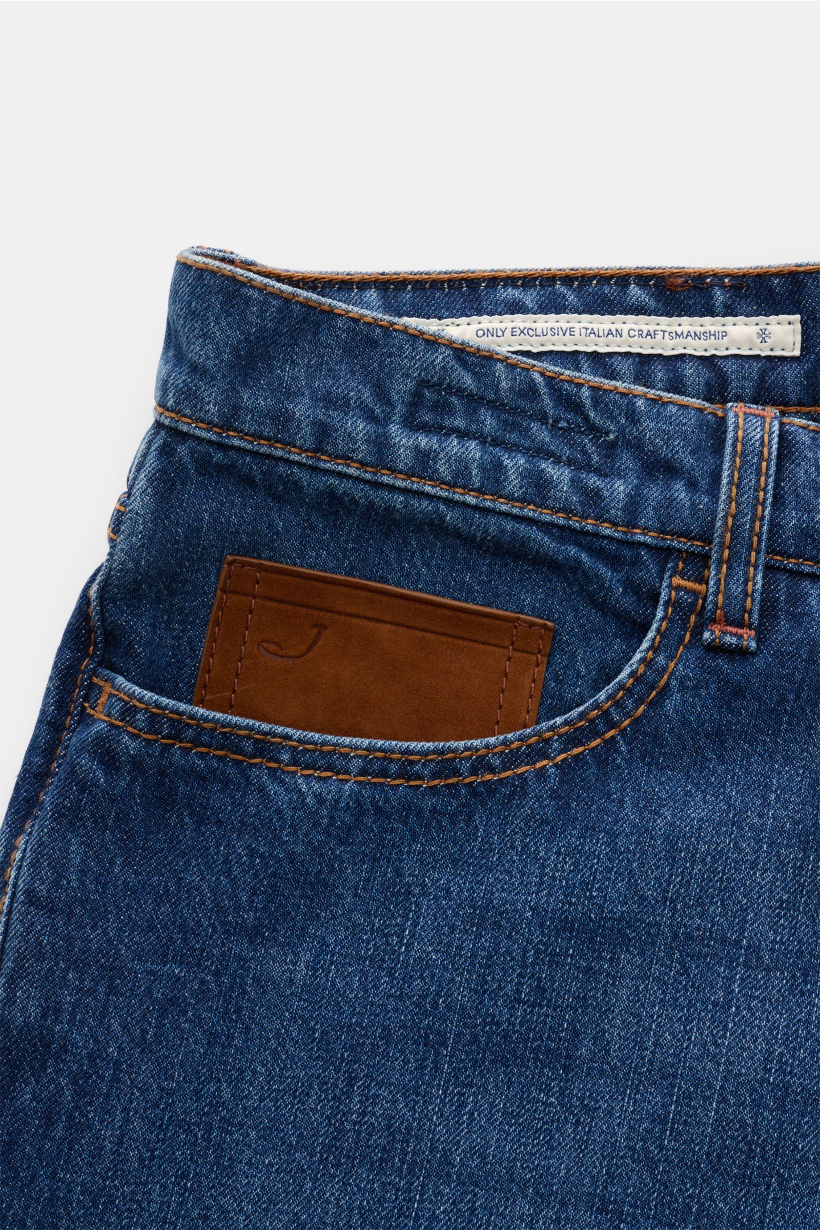 Jacob Cohen Jeans 'Jude' blau, Detailaufnahme von vorne oben, Denim aus reiner Baumwolle, griffig, kontrastierende Nähte, Five-Pocket-Stil, Veloursleder-Münztasche mit Initial, Veloursleder-Patch.