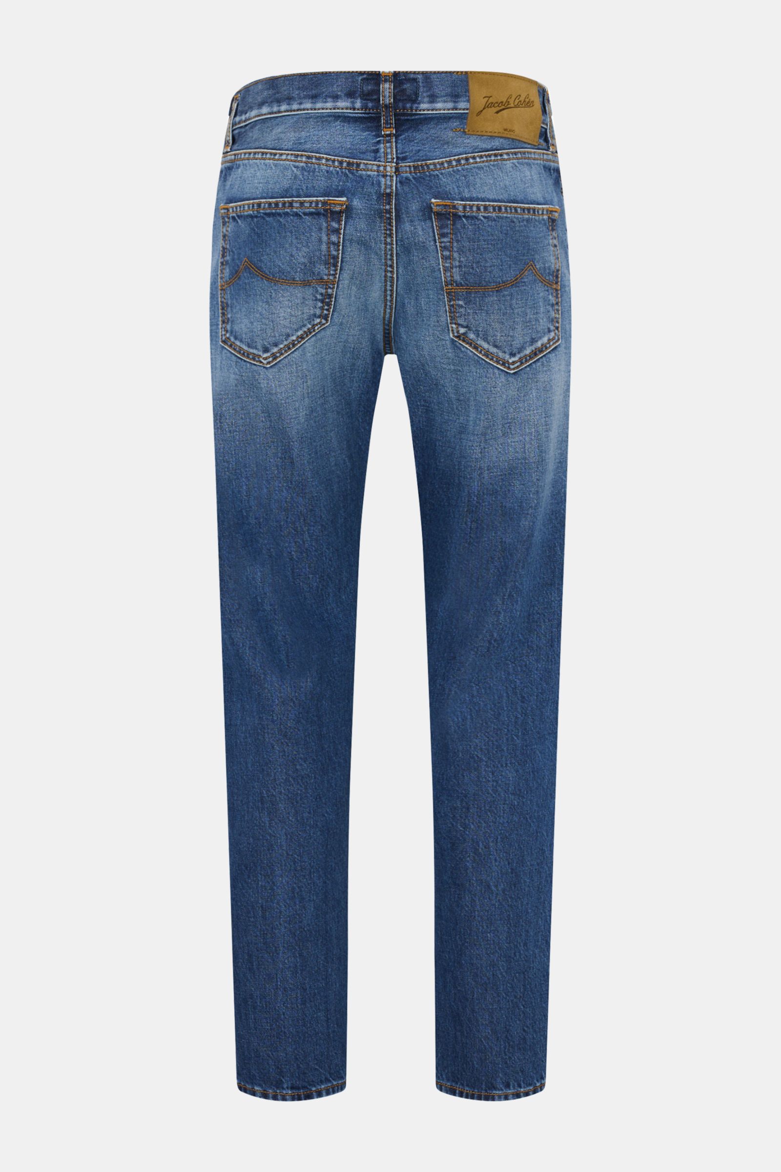 Back view of Jacob Cohen Jeans 'Jude' blau made of pure cotton denim with a grippy texture, contrasting stitches, tapered fit, regular thigh width, ankle length, slightly narrow cut, button fly, five-pocket style including coin pocket with initial, back p