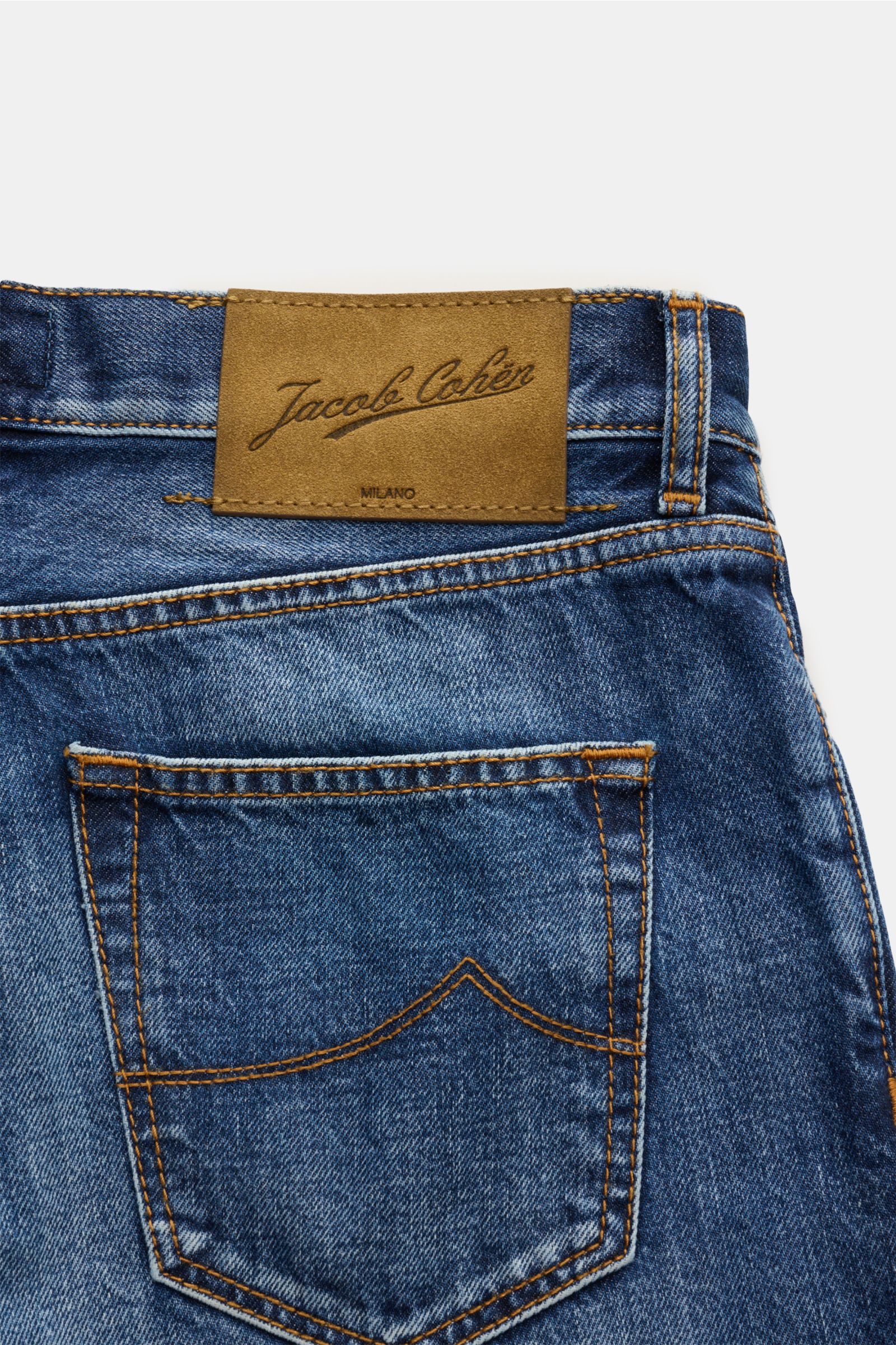 Close-up rear view of Jacob Cohen Jeans 'Jude' blau showing denim aus reiner Baumwolle, griffige Haptik, kontrastierende Nähte, taperd fit, reguläre Oberschenkelweite, knöchellang, leicht schmal zulaufend, button fly, five-pocket-stil, Münztasche mit Init