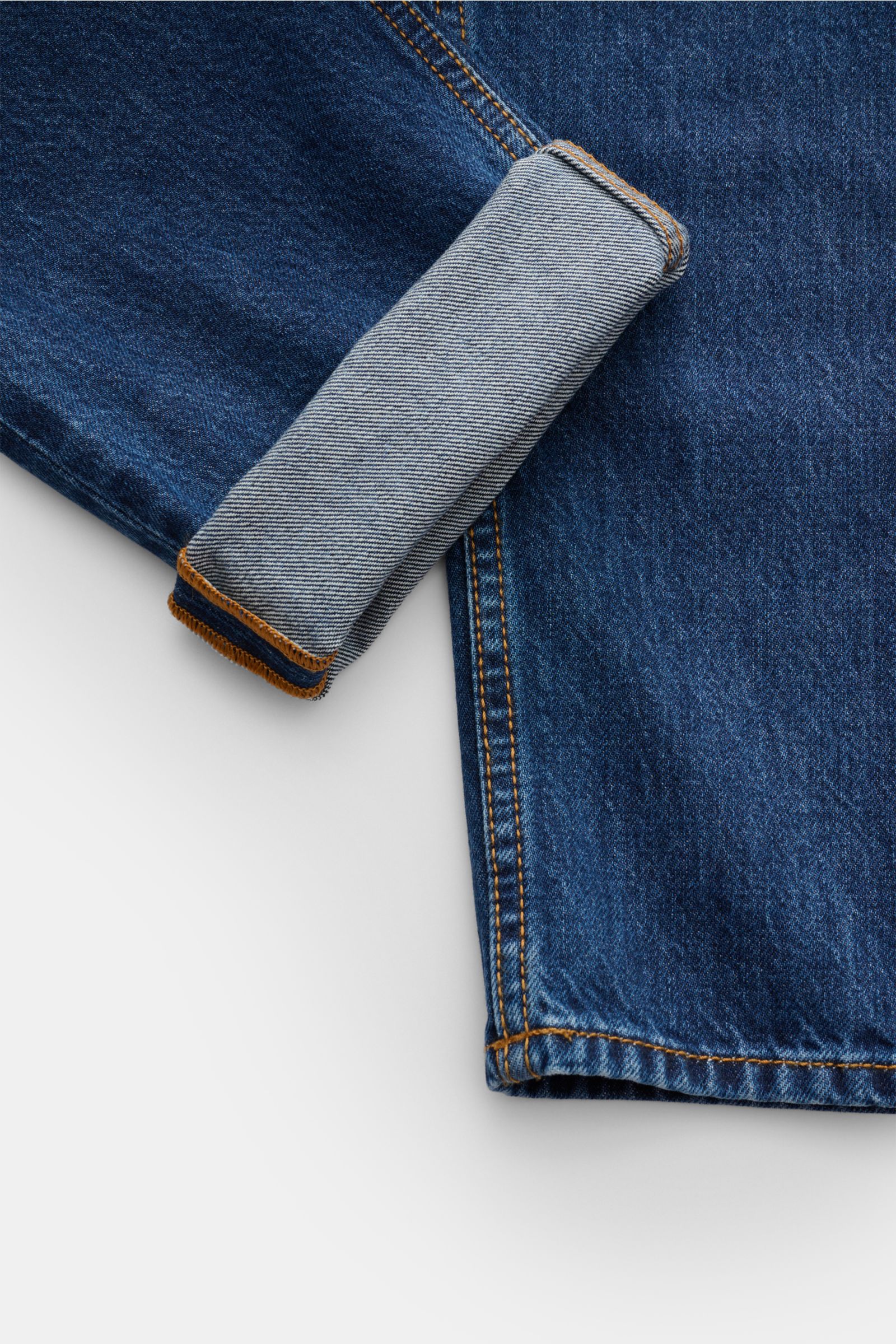 Jacob Cohen Jeans 'Jude' blau, close-up of bottom leg from above, denim aus reiner Baumwolle, griffige Haptik, kontrastierende Nähte, tapered fit, reguläre Oberschenkelweite, knöchellang, leicht schmal zulaufend, button fly, five-pocket-stil, Münztasche m