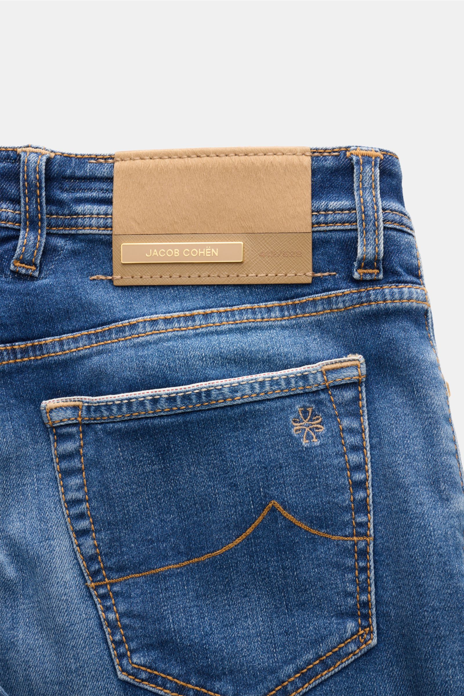 Jacob Cohen Jeans 'Bard LTD' blau, Rückansicht mit Kalbfell-Patch, Selvedge, Used-Waschung, Slim Fit, Five-Pocket und Denim-Duft.