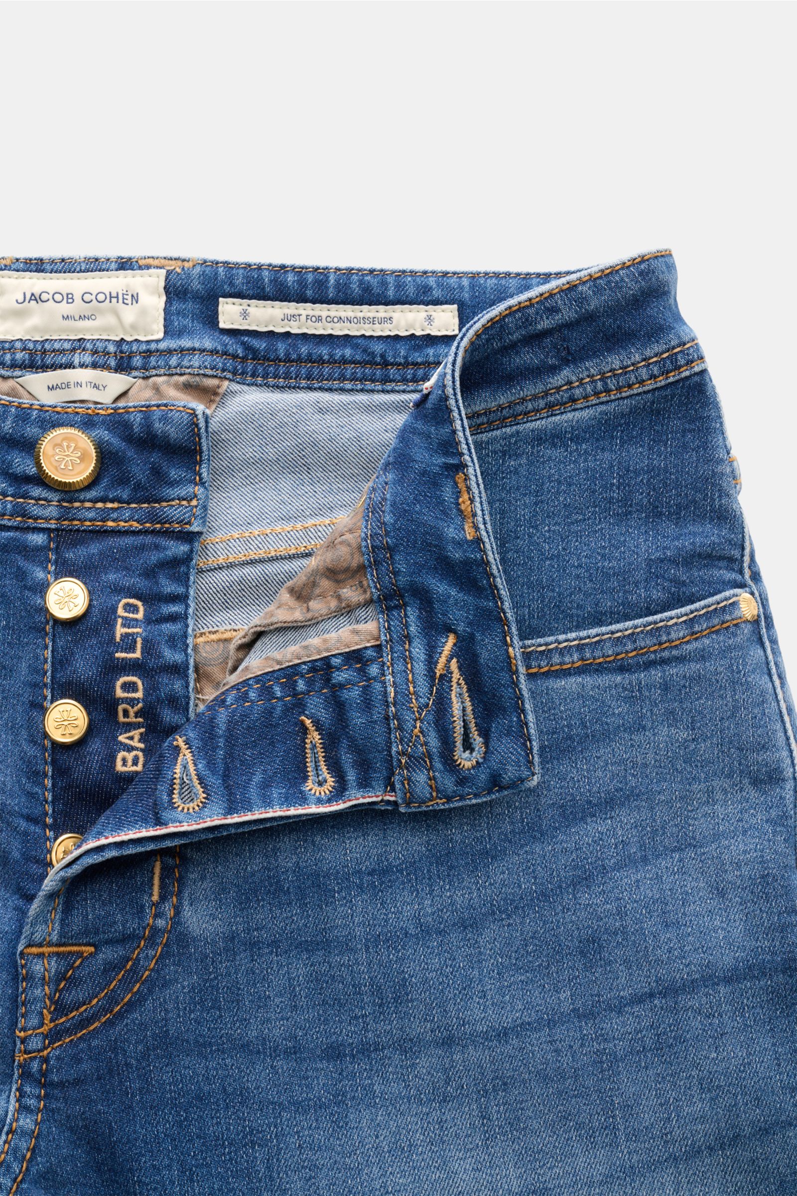 Jacob Cohen Jeans 'Bard LTD' blau in Nahaufnahme von oben, Button Fly, Selvedge-Denim mit Kalbfell-Patch, Slim Fit, limitierte Edition.