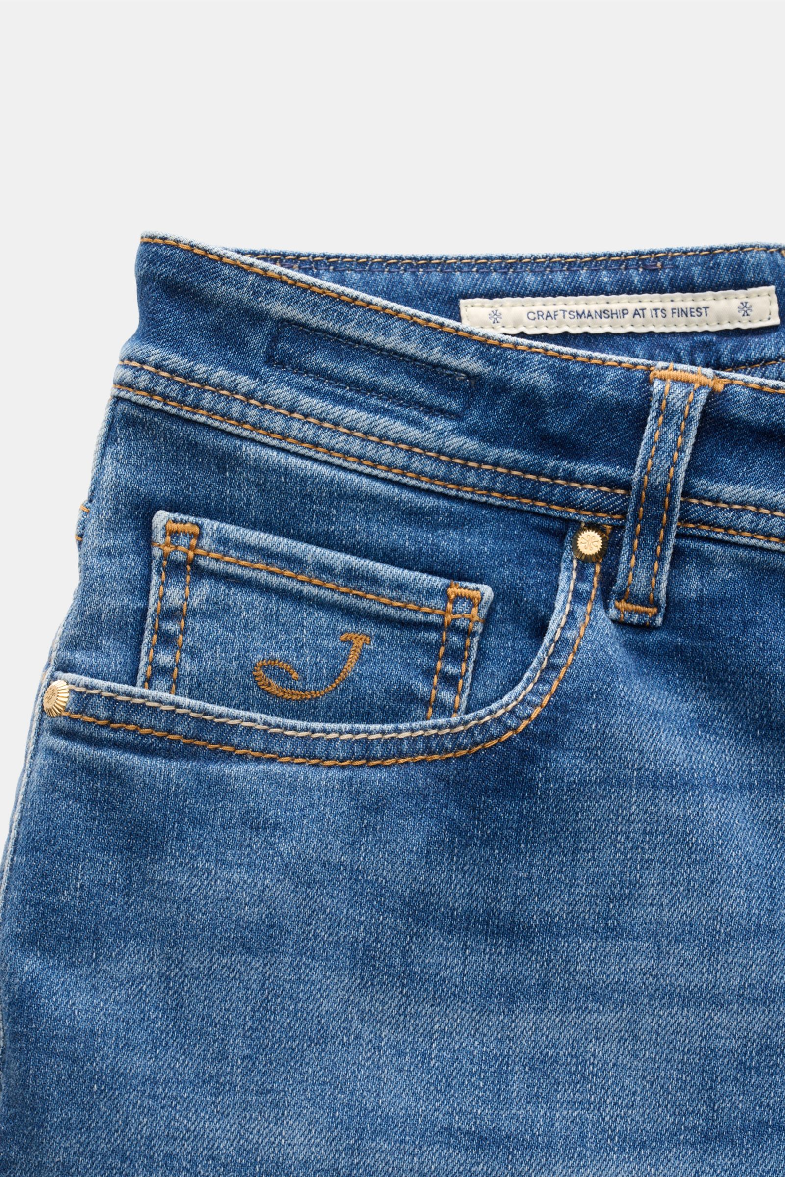 Jacob Cohen Jeans 'Bard LTD' blau in Nahaufnahme von vorne, Slim Fit mit Selvedge, Kalbfell-Patch, Five-Pocket-Stil, Used-Waschung, Denim aus Baumwolle und Microfaser.