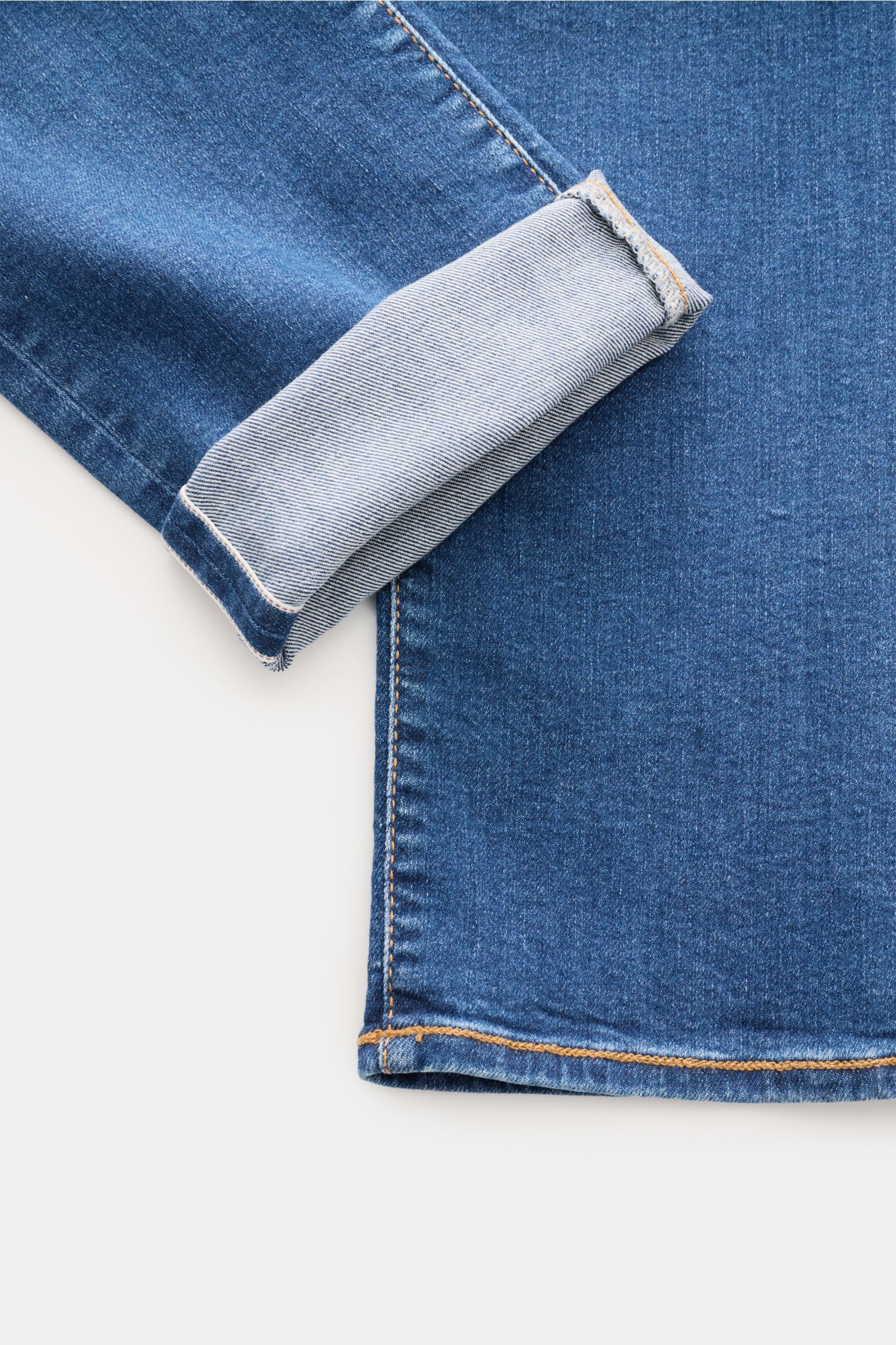 Jacob Cohen Jeans 'Bard LTD' blau, Detailansicht vom Bein mit umgeschlagenem Saum, moderner Slim Fit, Denim mit Kalbfell-Patch.