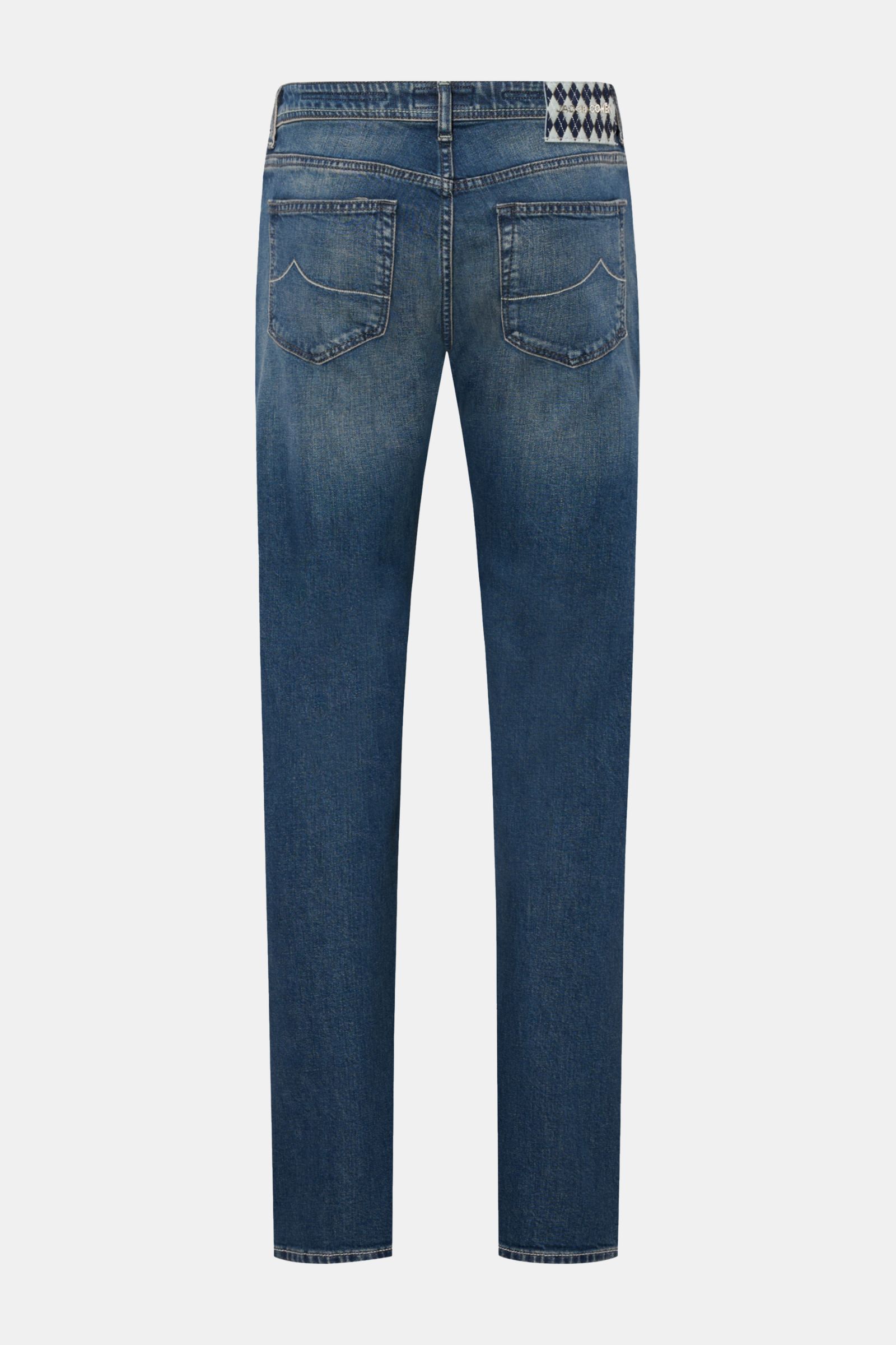 Jacob Cohen Jeans 'Bard' navy shown from the back, slim fit, tapered with button fly, five-pocket style, leather patch, contrast stitching, soft touch.  

Denim aus Baumwolle, Lyocell und Microfaser
leicht elastische Qualität
wei